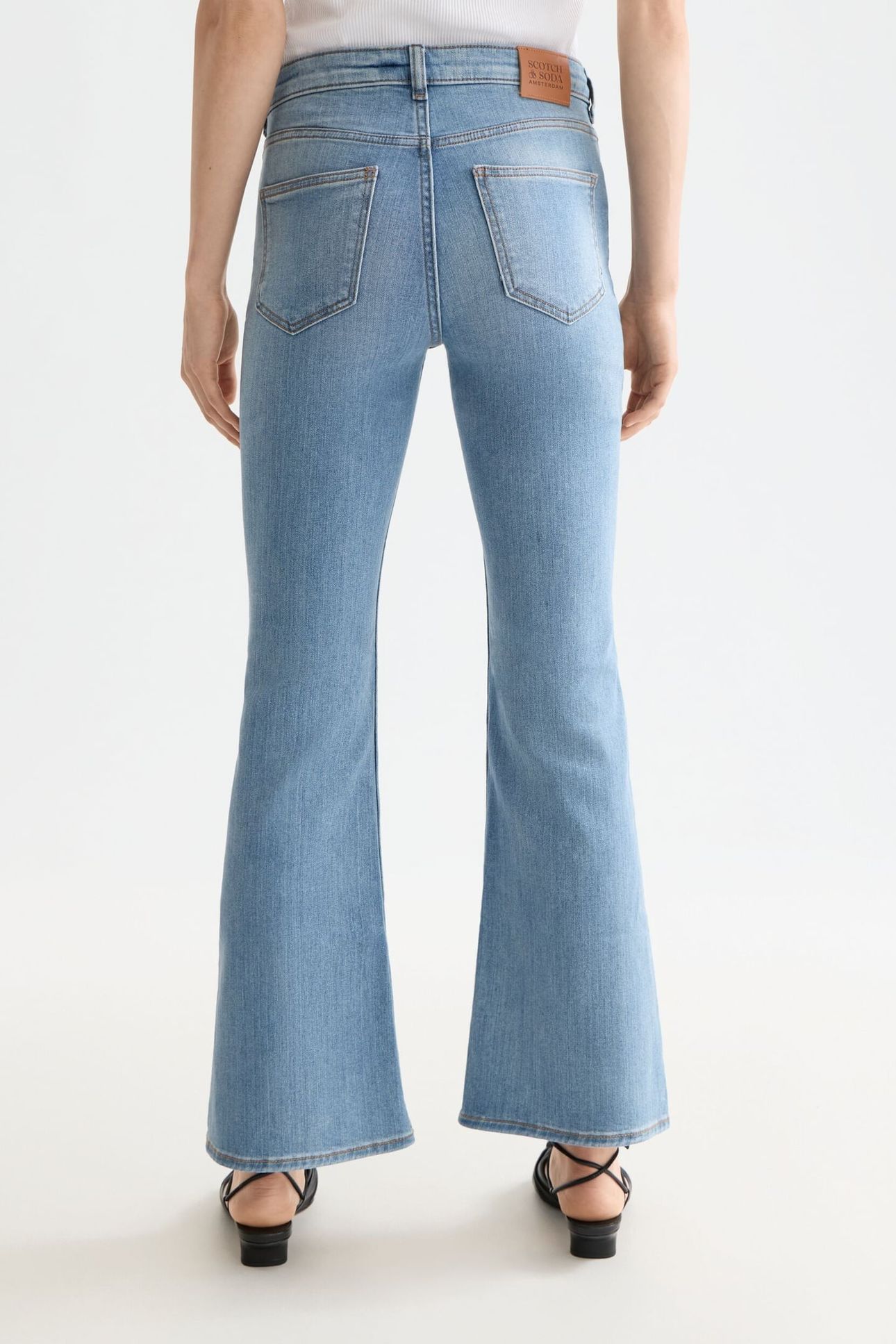 THE CHARM FLARED JEANS BLUE SCENE 3