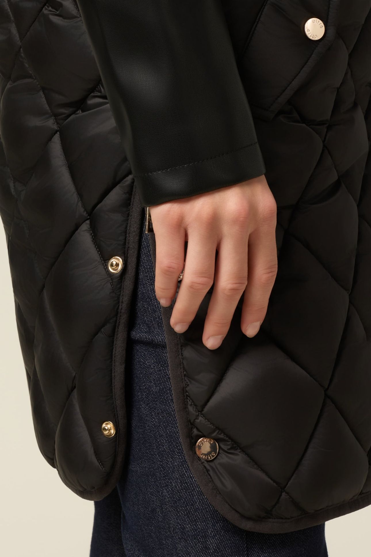 LIGHTWEIGHT DOWN VEST WITH HOOD BLACK 4