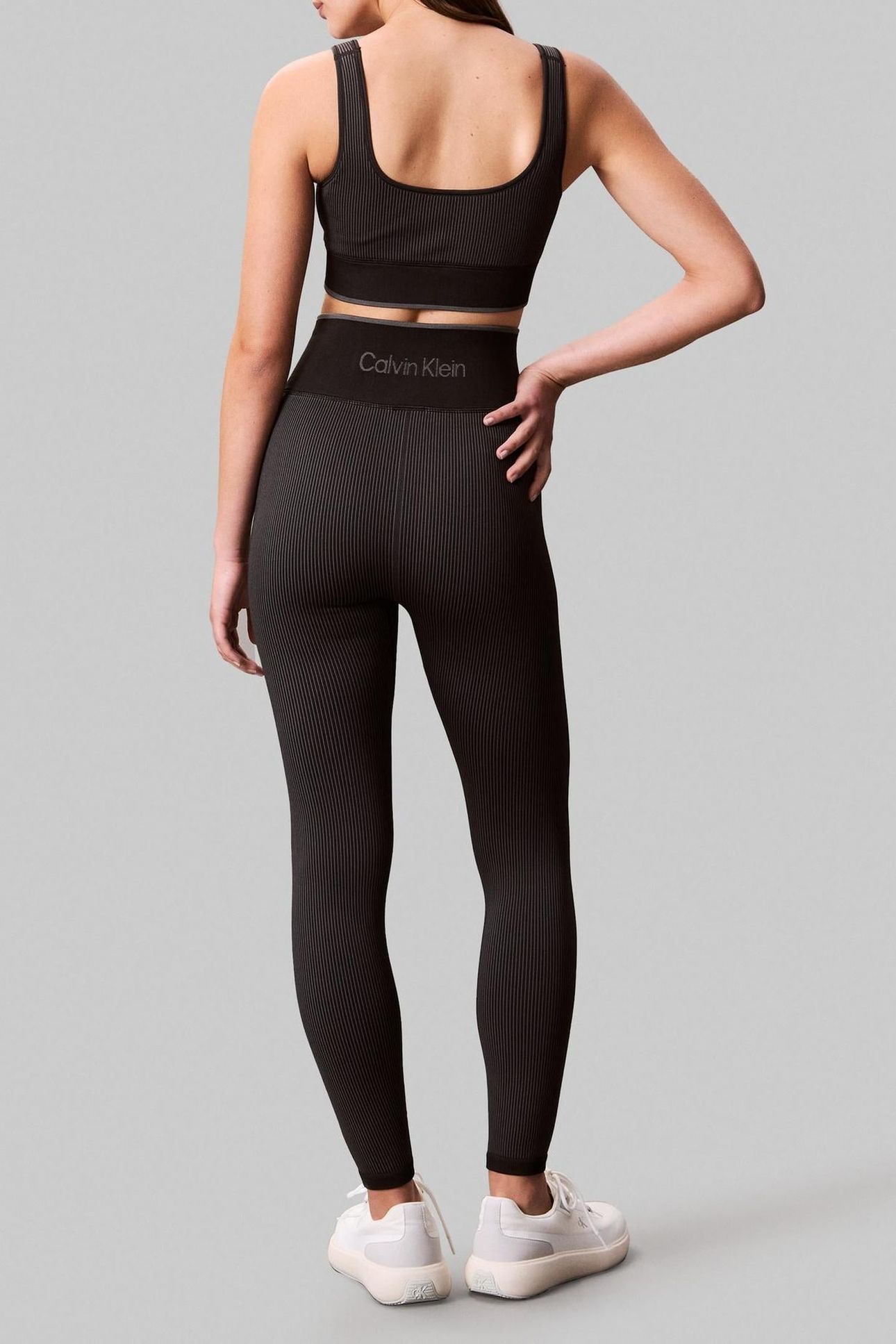 SEAMLESS SPORTS BRA BLACK 2