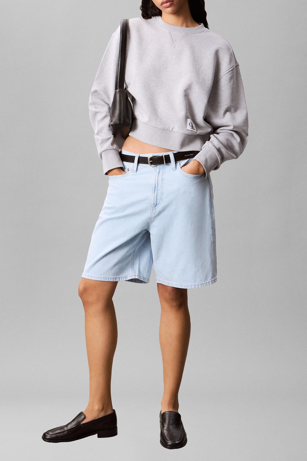 CROPPED BADGE SWEATSHIRT GREY HEATHER 3