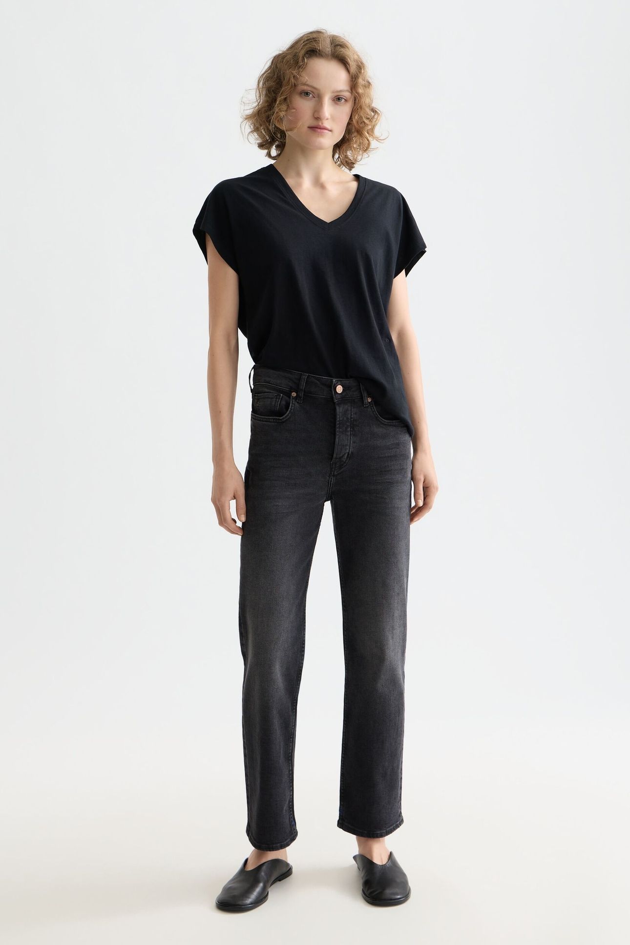 SLUB V-NECK T-SHIRT BLACK 2
