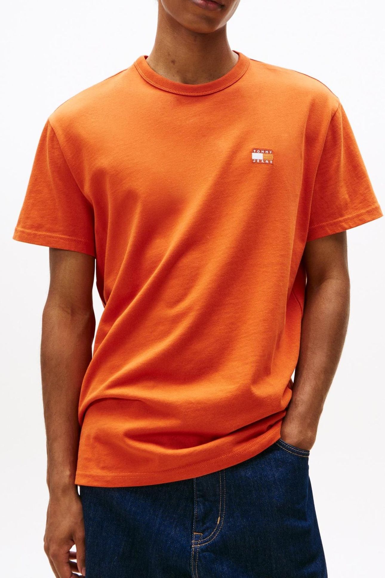 TJM REG BADGE TEE VOYAGER ORANGE TONAL 1