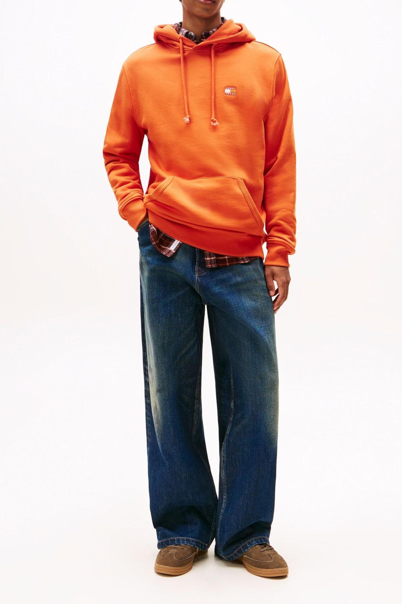 TJM REG BADGE HOODIE VOYAGER ORANGE TONAL 1