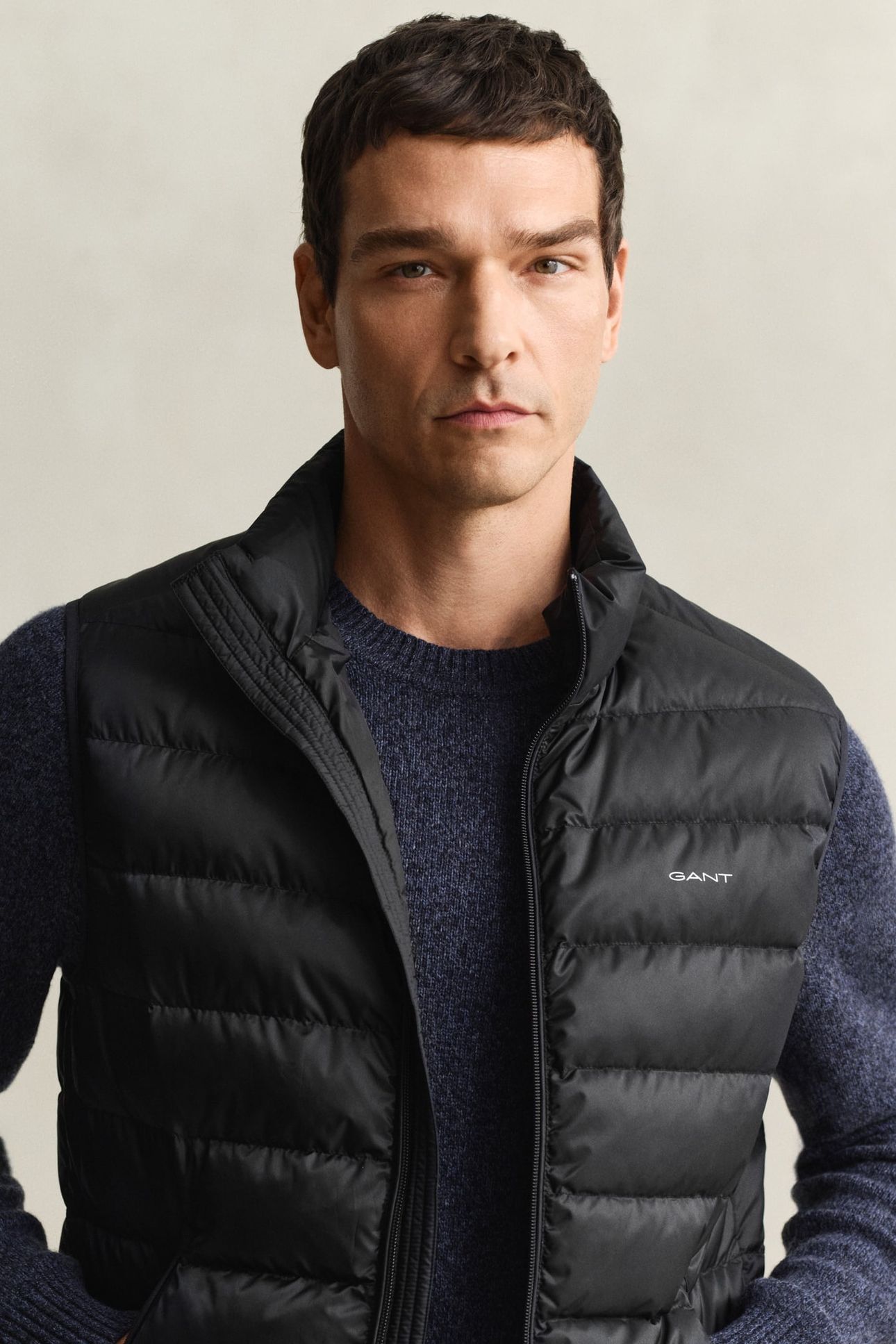LIGHT DOWN VEST BLACK 5