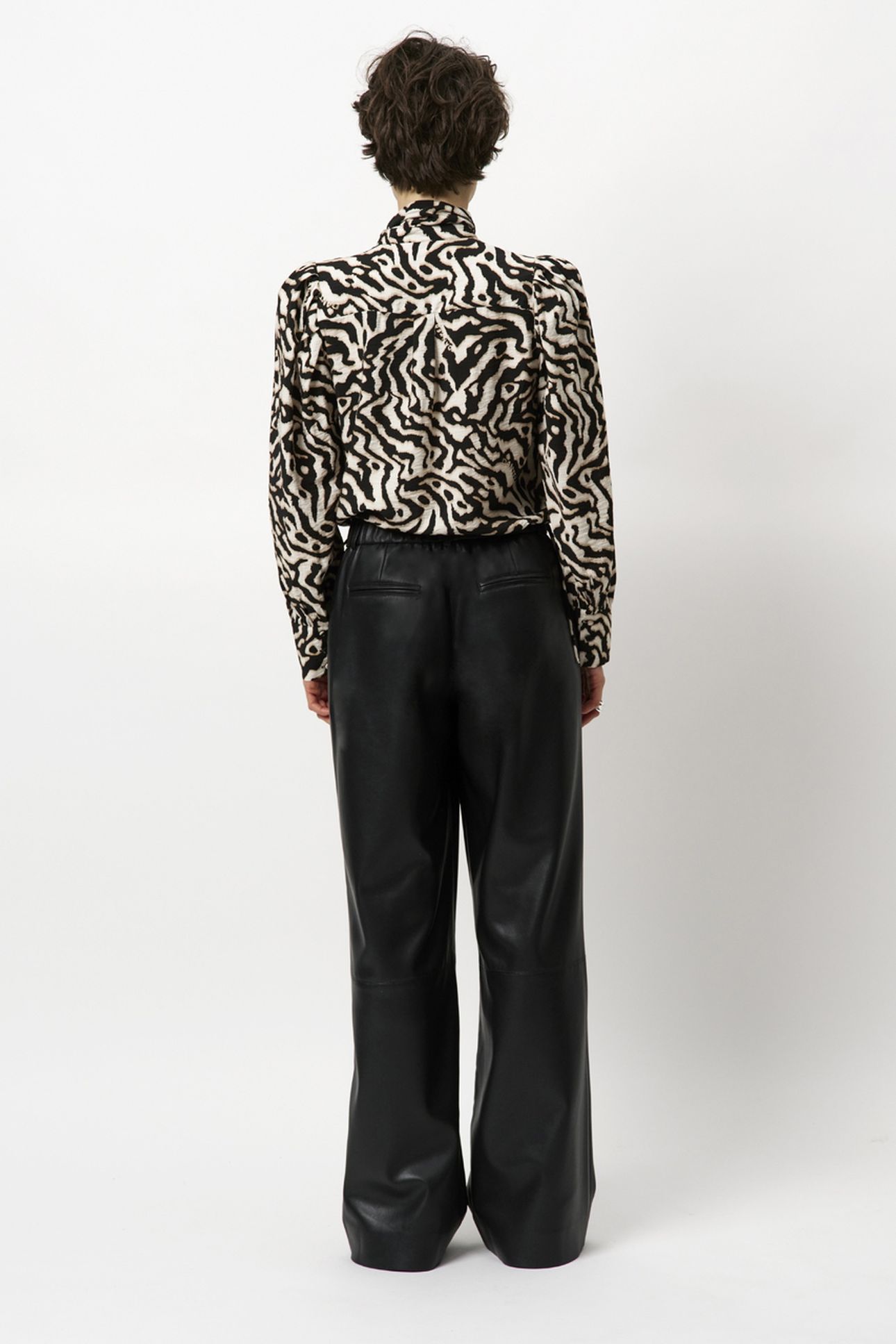 DANTE6-CHESKA PRINTED PUSSY BOW BLOUSE BLACK/CREAM 3