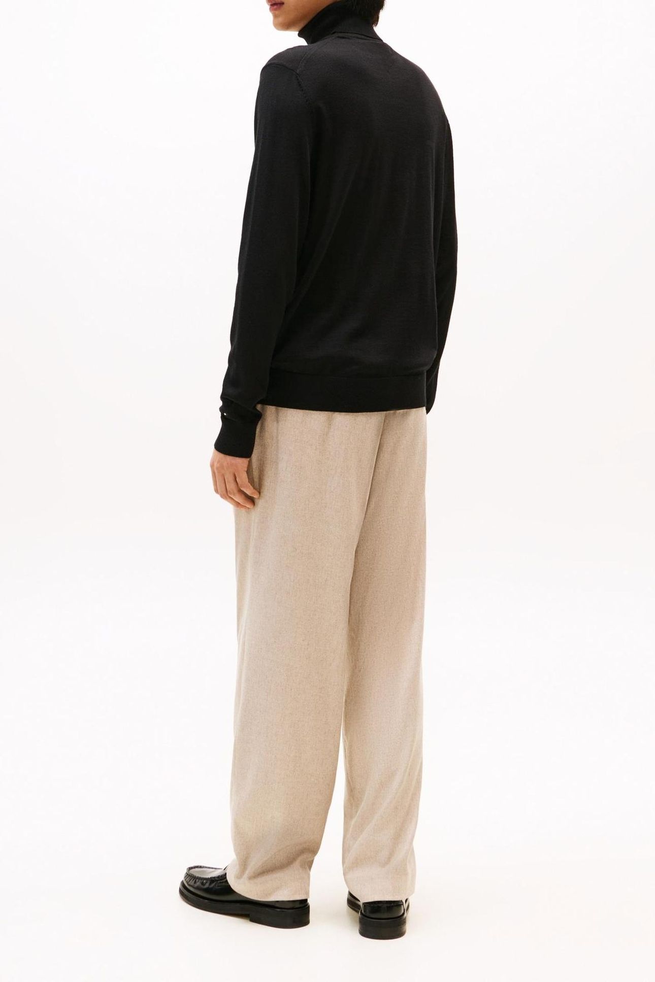 DC FINE MERINO ROLL BLACK 2