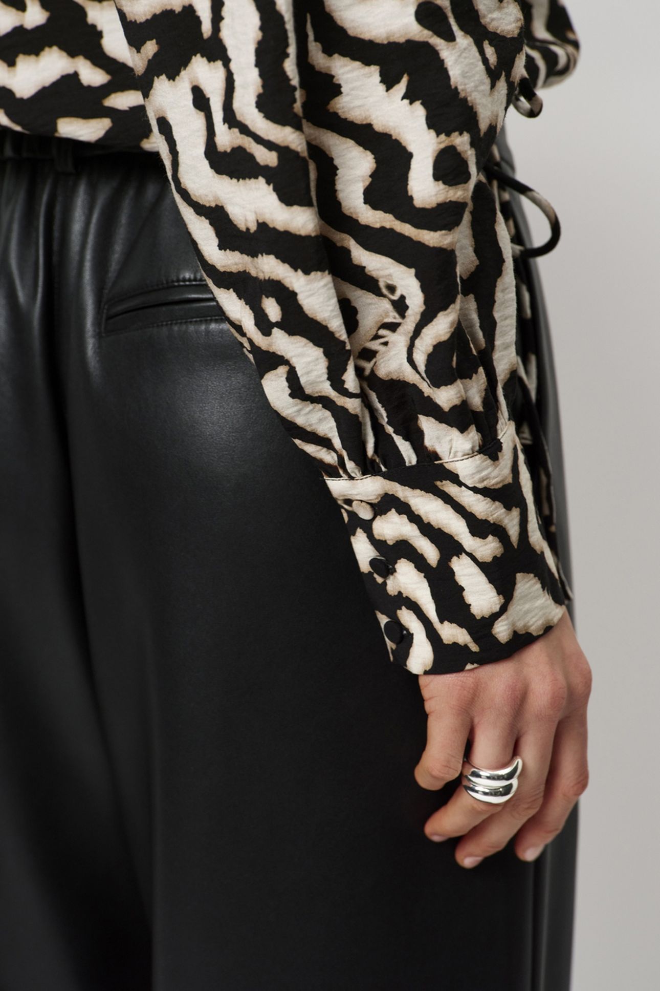 DANTE6-CHESKA PRINTED PUSSY BOW BLOUSE BLACK/CREAM 6
