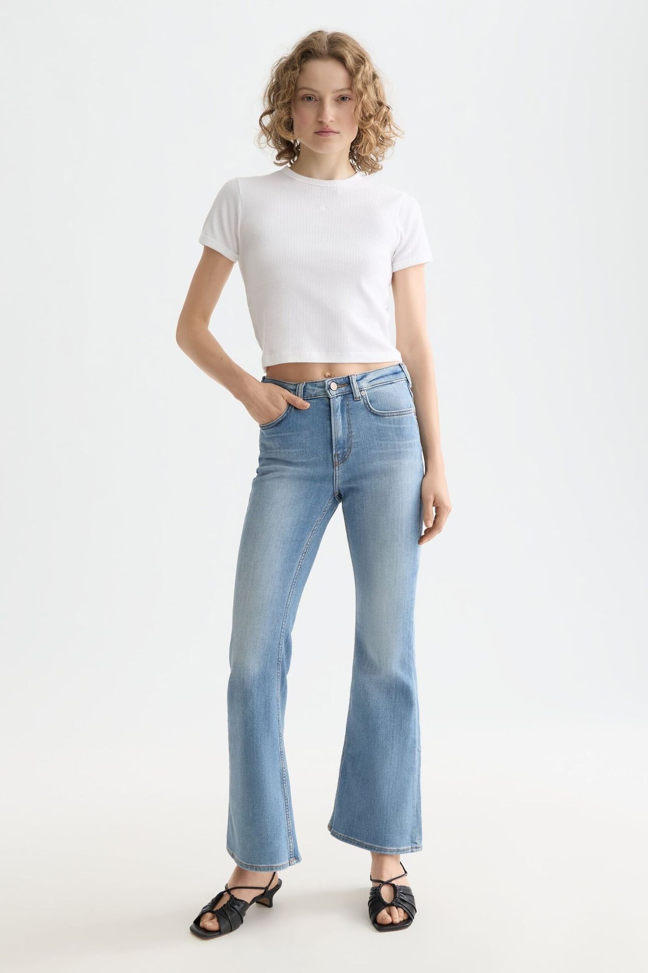 THE CHARM FLARED JEANS BLUE SCENE 2
