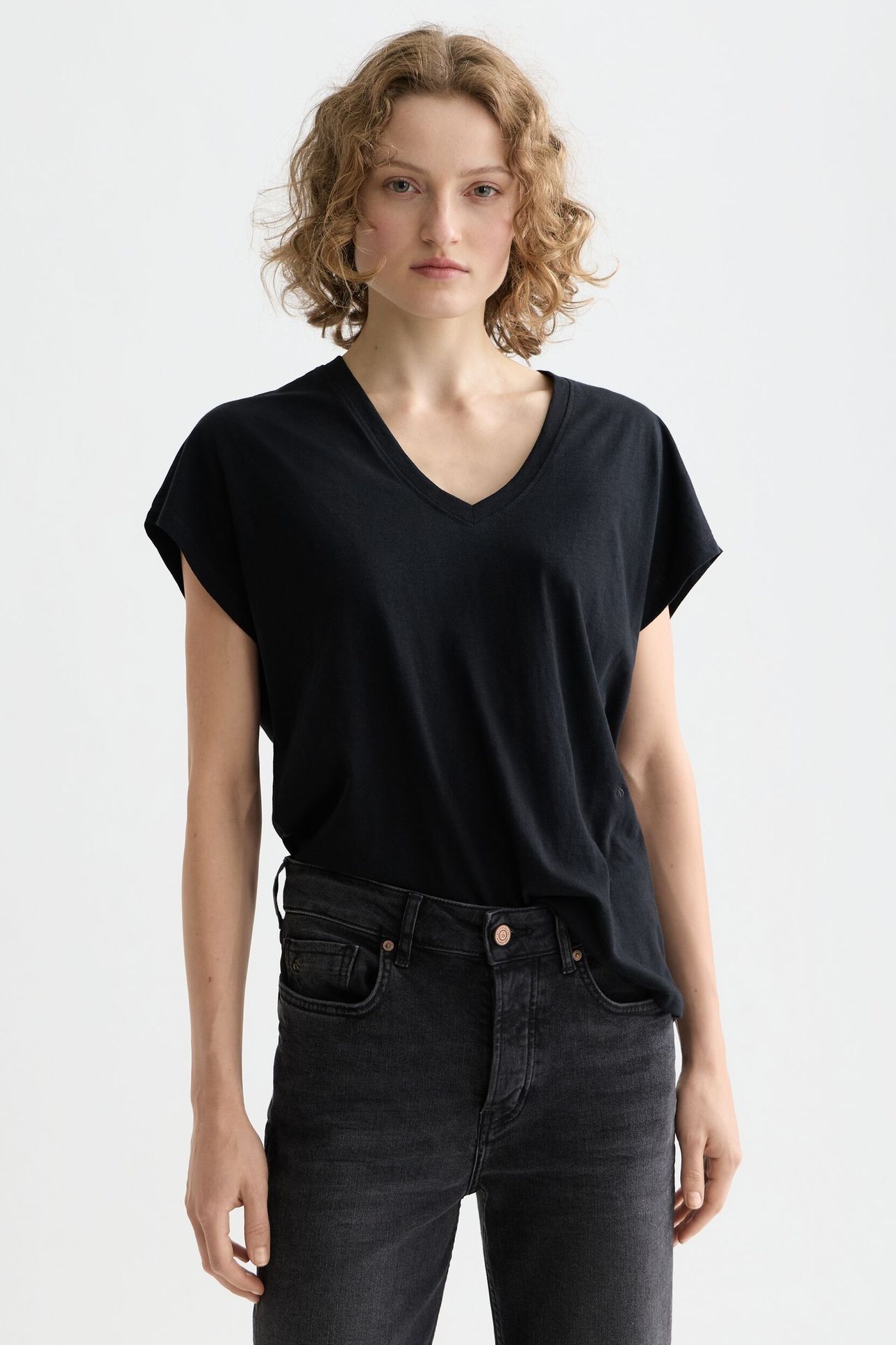 SLUB V-NECK T-SHIRT BLACK 1