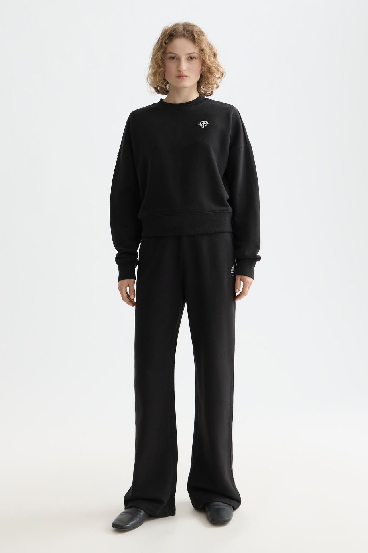 EMBROIDERED LOGO SWEATSHIRT BLACK 2