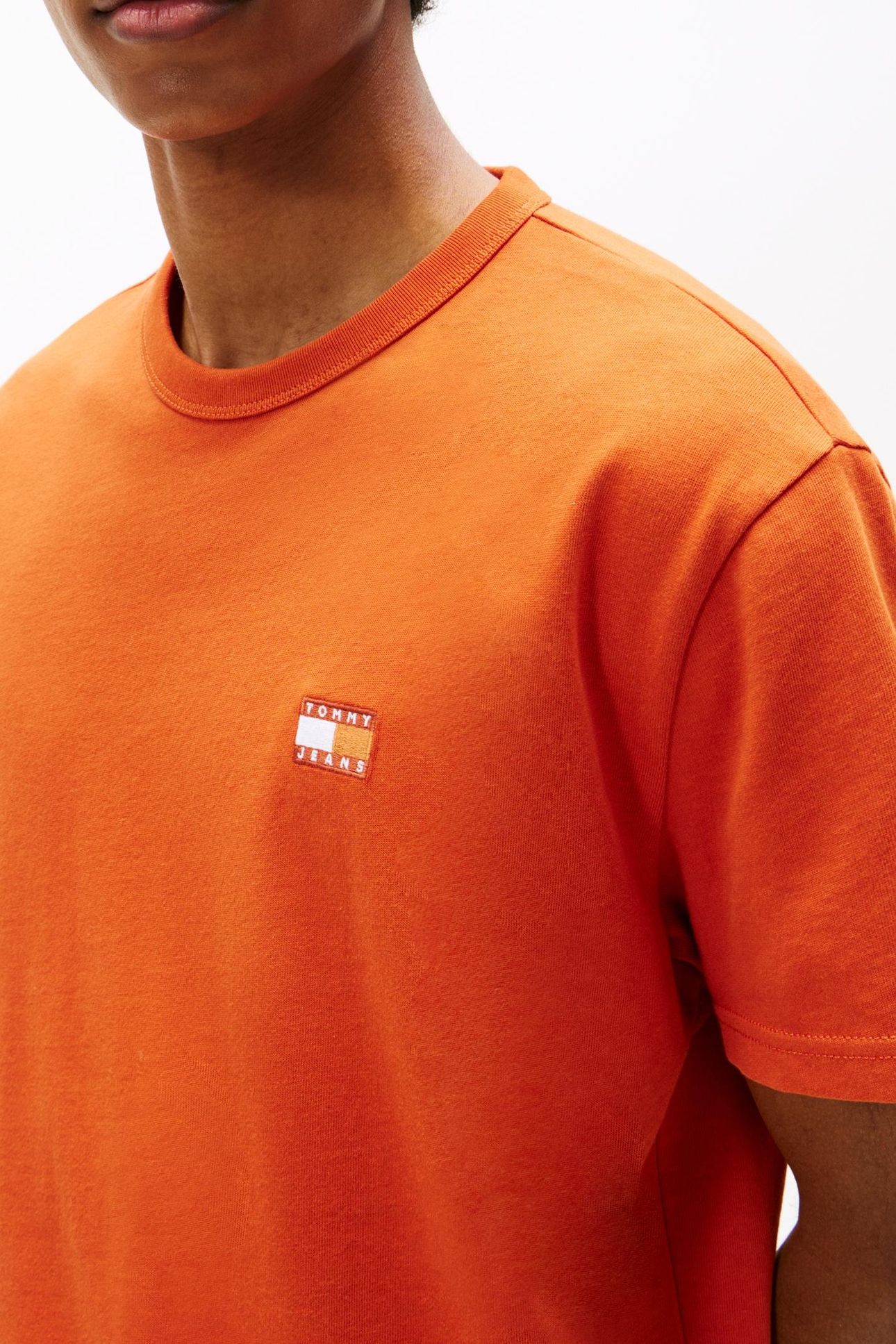 TJM REG BADGE TEE VOYAGER ORANGE TONAL 5