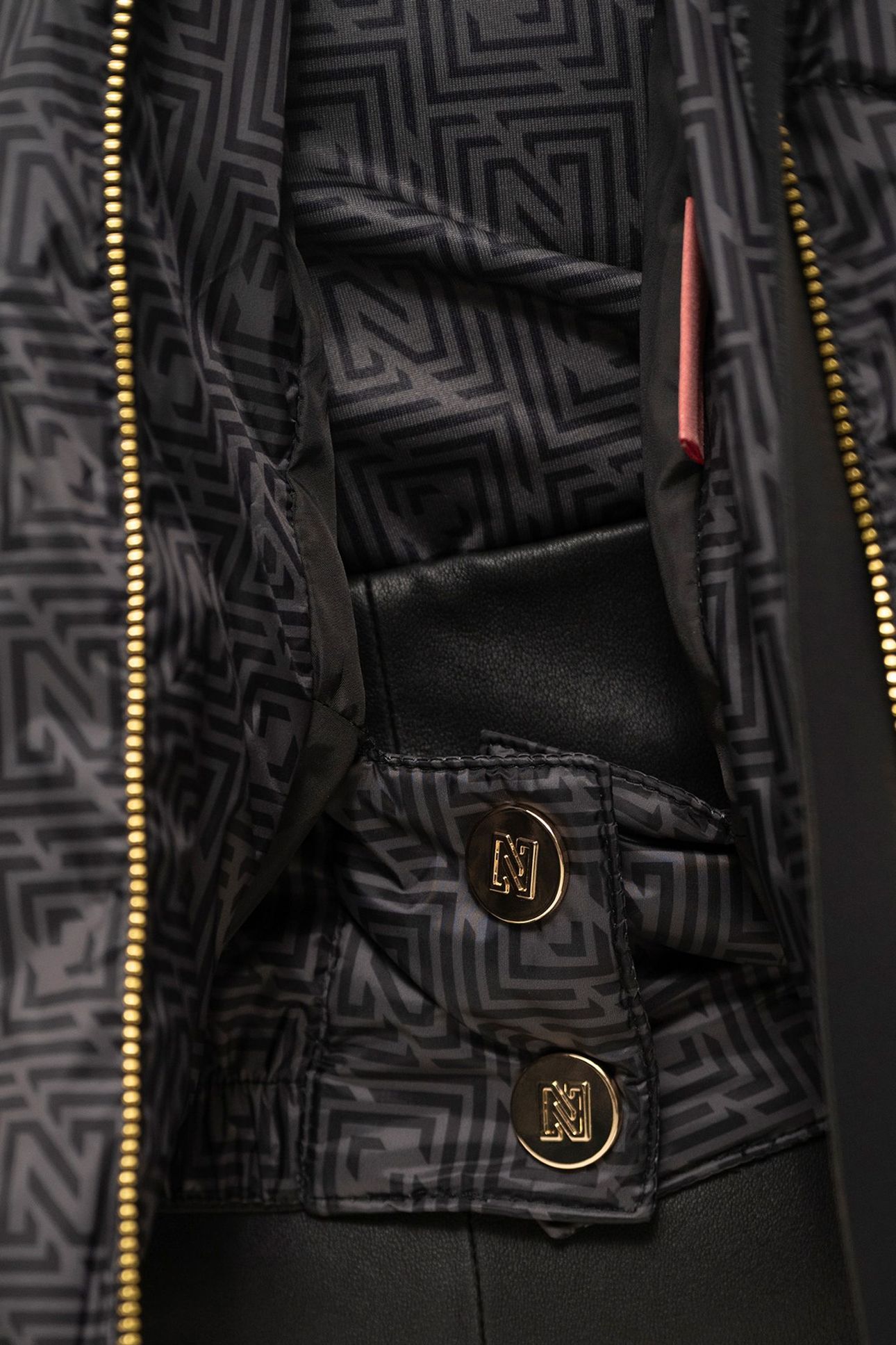 NEWPORT LOGO JACKET BLACK 4