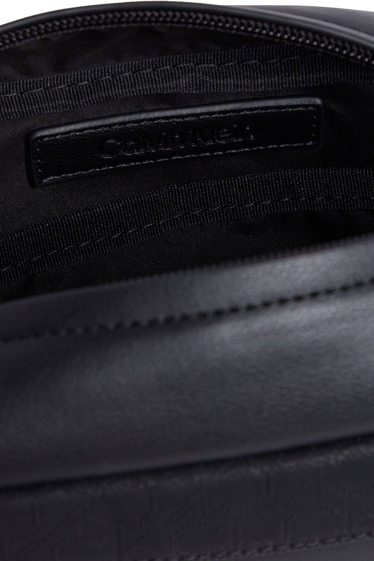 CK MUST MONO WASHBAG BLACK 4