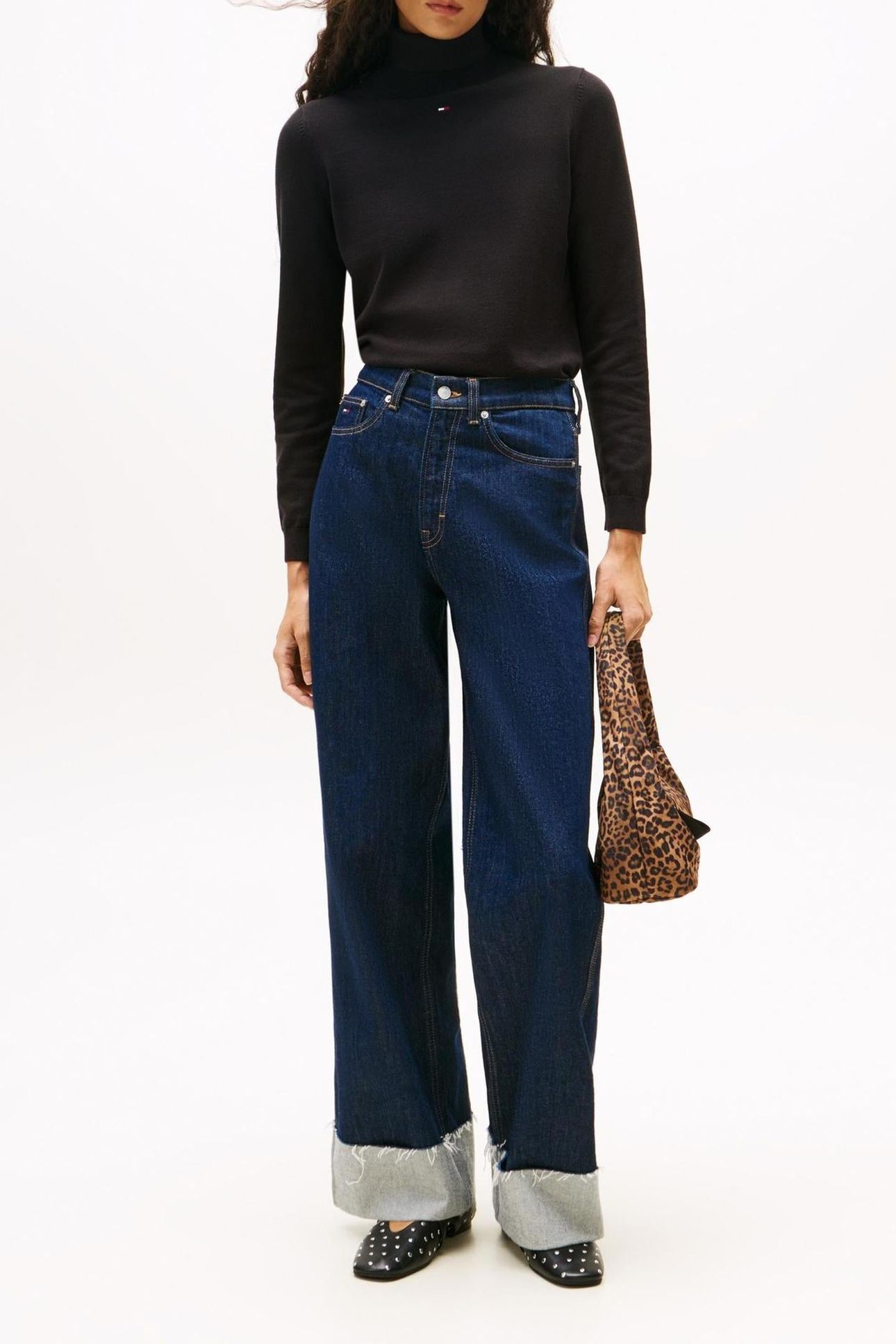 TJW ESSENTIAL SWEATER BLACK 3