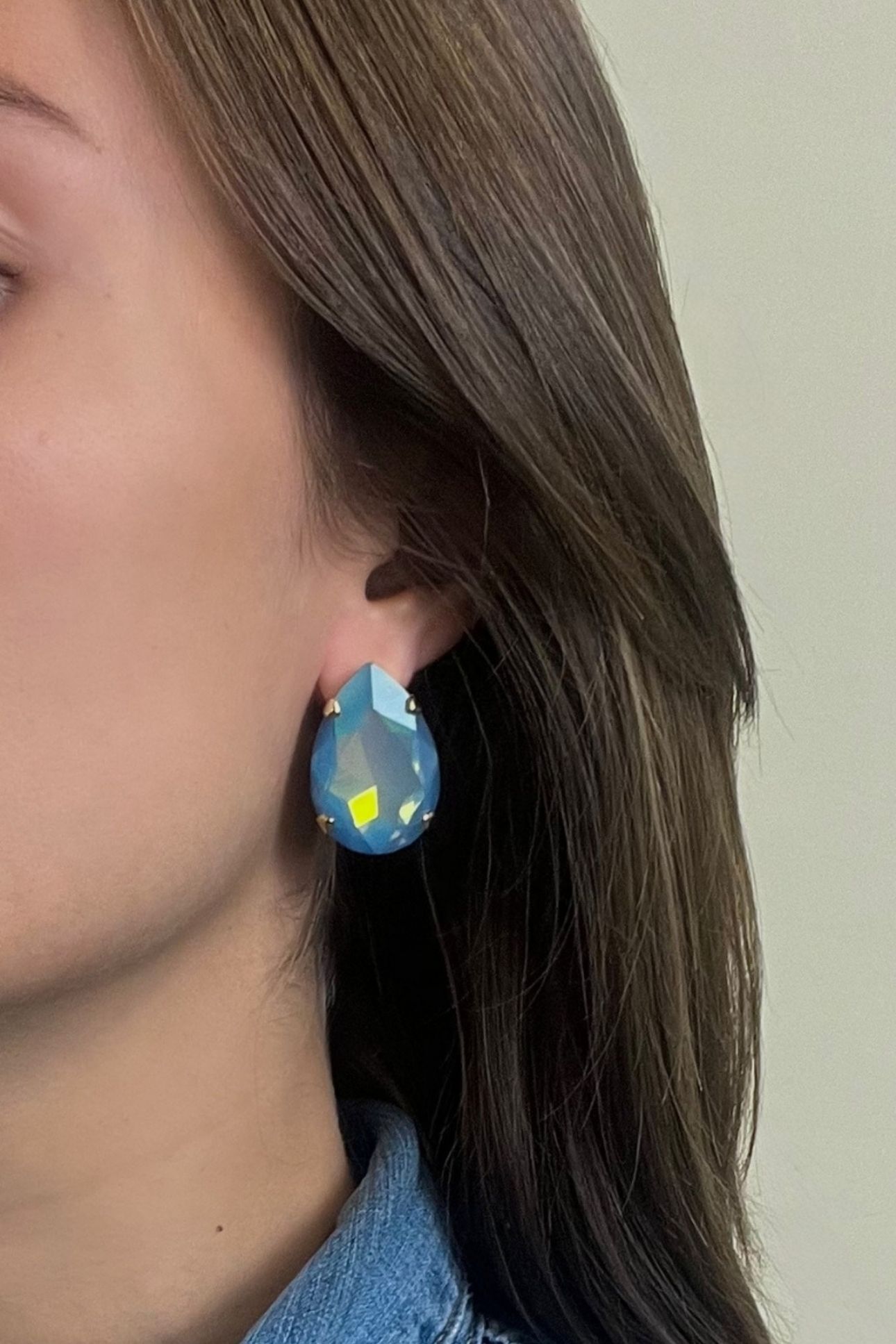 LA REINA EARRINGS WHITE OPAL STAR SHINE BLUE 4