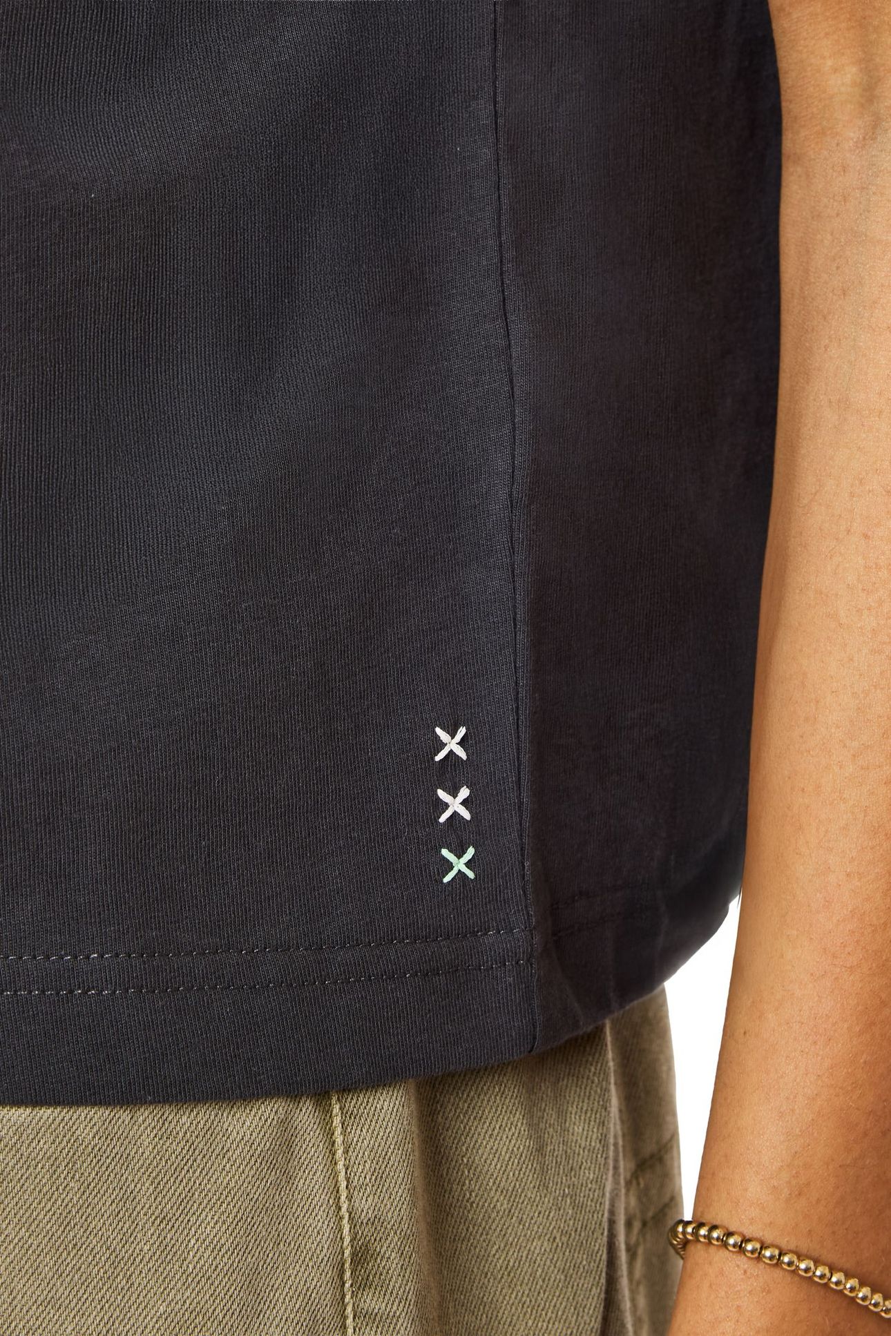 BOXY CROP TEE BLACK SAND PIGMENT 8