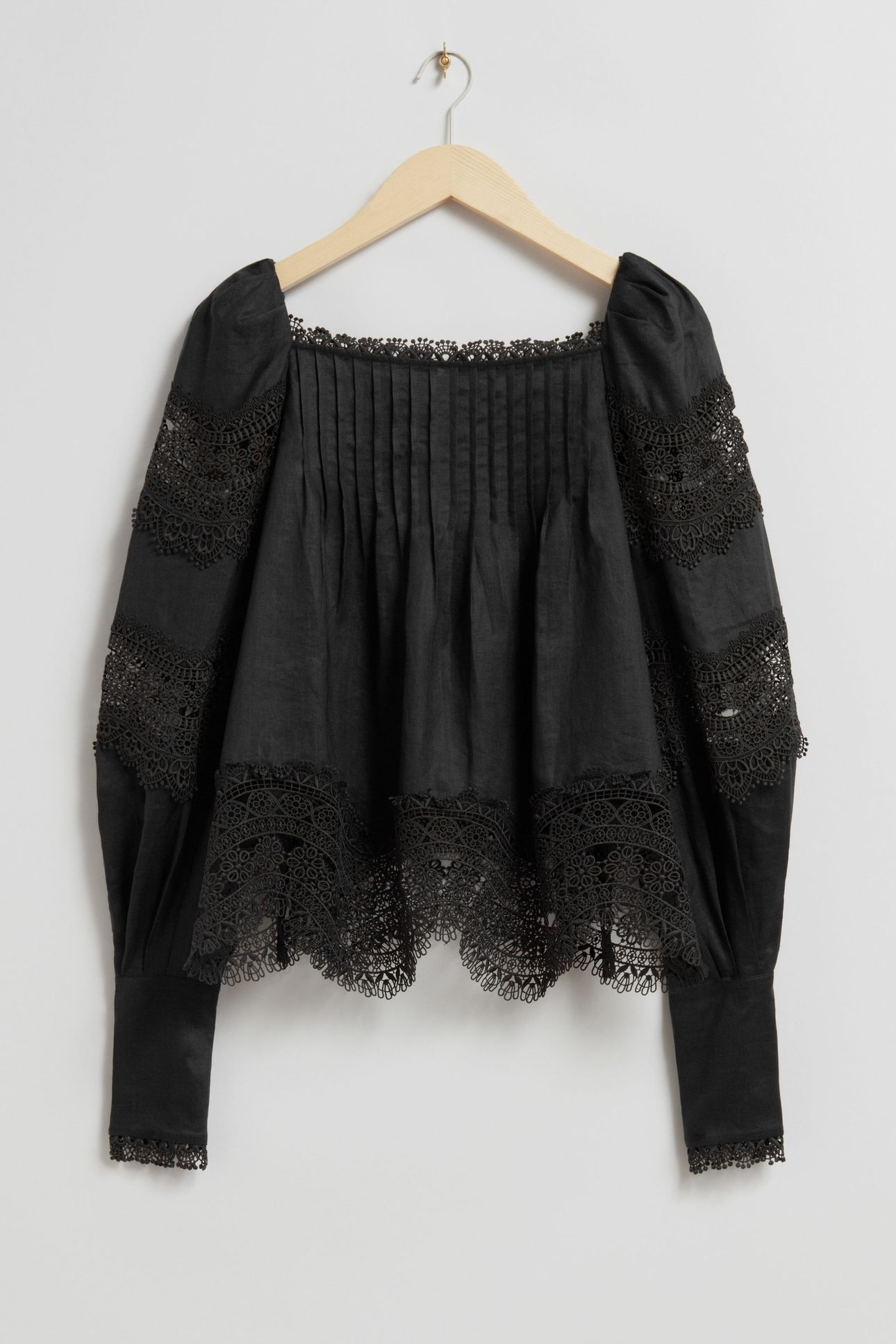 LA BRYCE TREASURE BLOUSE BLACK 3