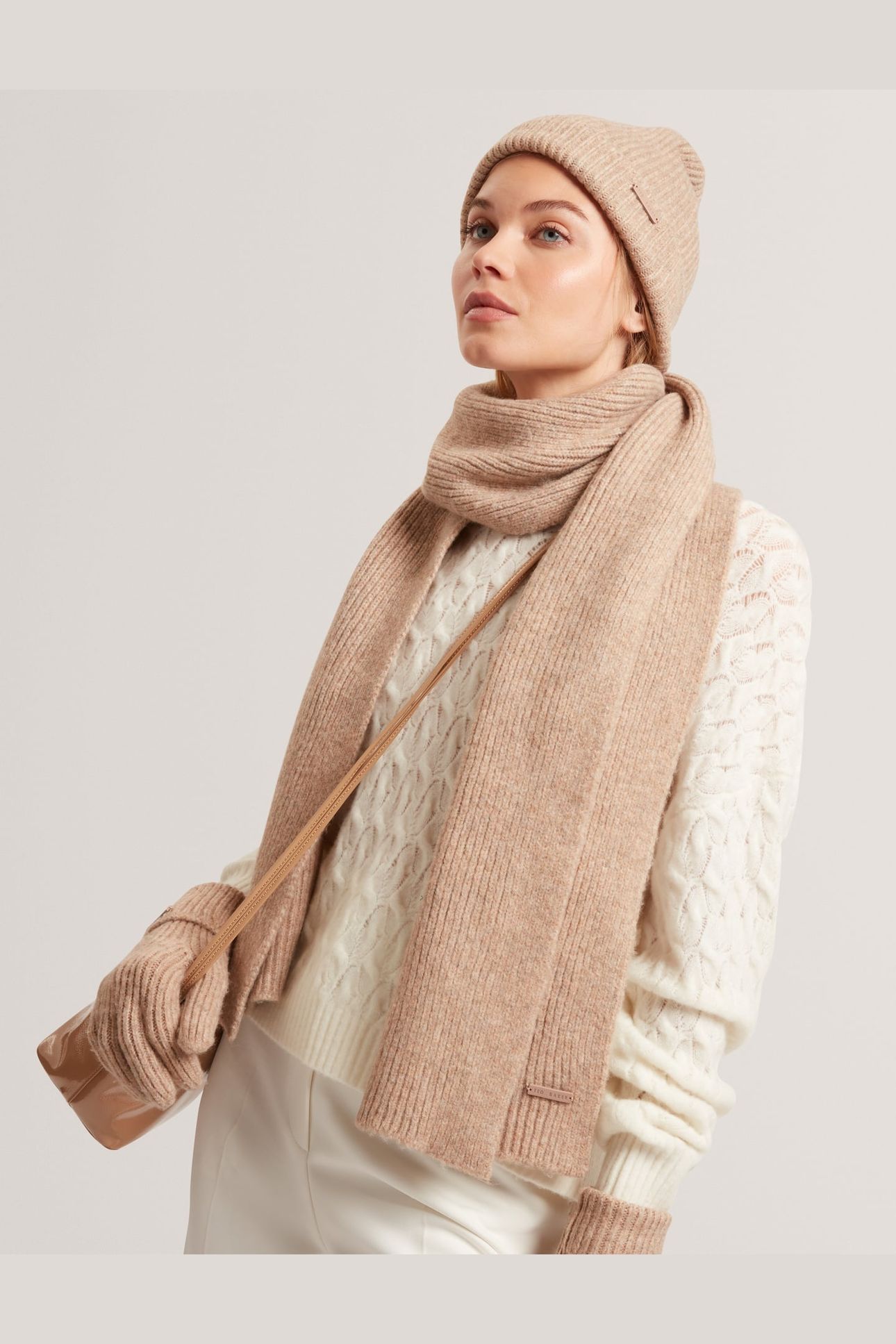 KNITTED RIBBED SCARF CAMEL 2