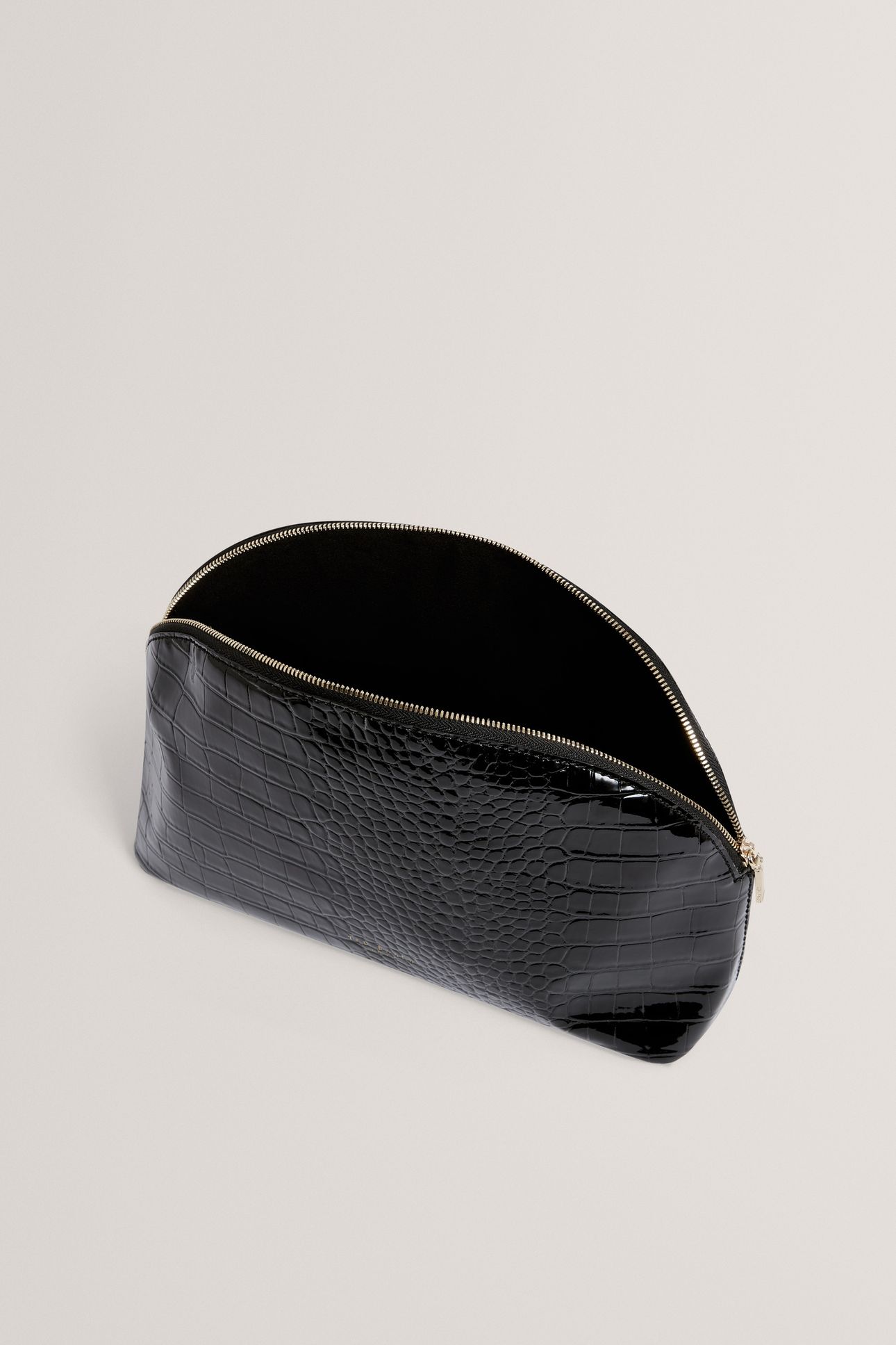 CROC EFFECT LARGE WASHBAG BLACK 3