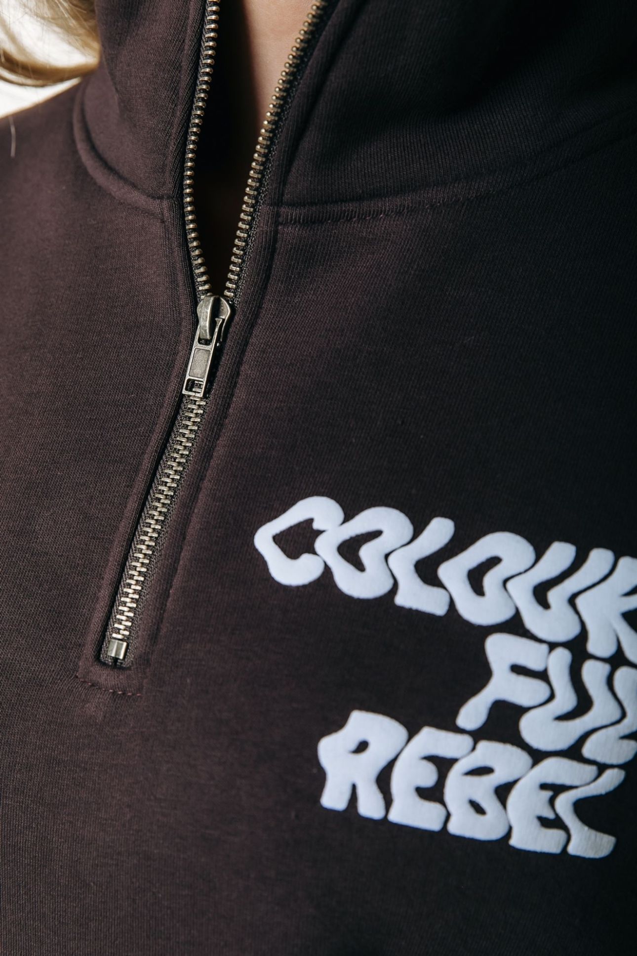 UNI LOGO WAVE ZIP SWEAT BROWN 3