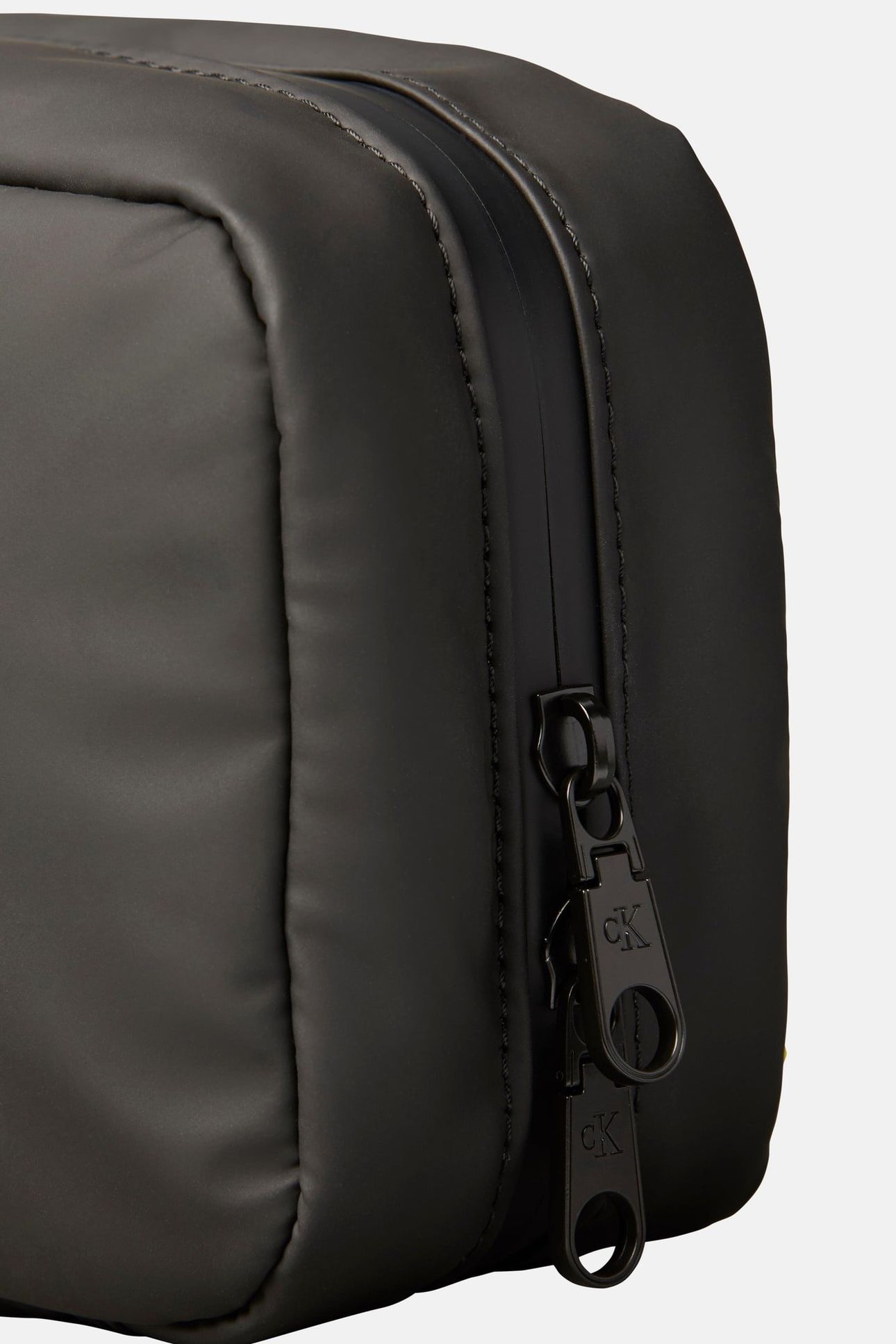 PUFFER UTILITY HANGER WASHBAG BLACK 6