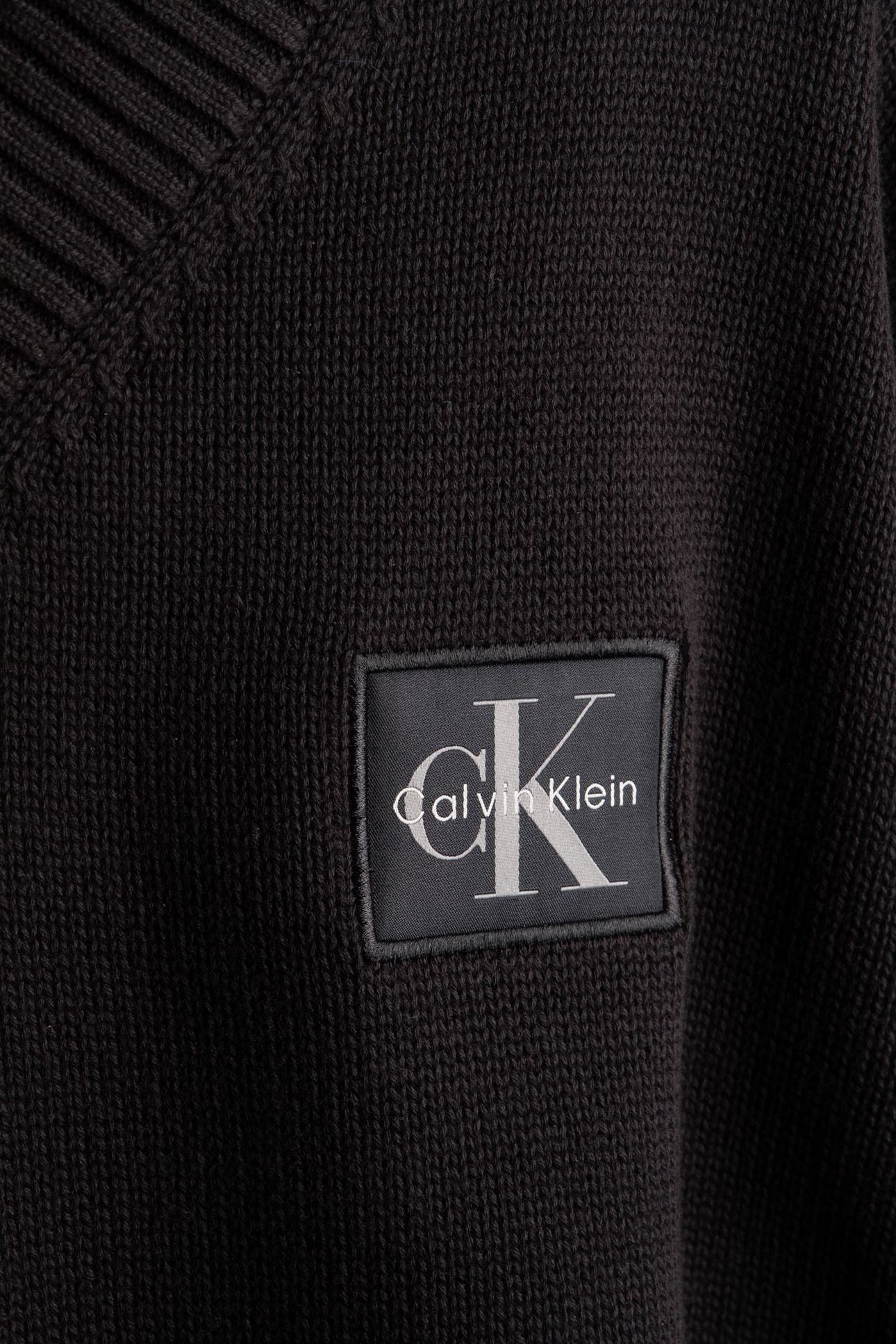 CK EMBRO BADGE V-NECK BLACK 4