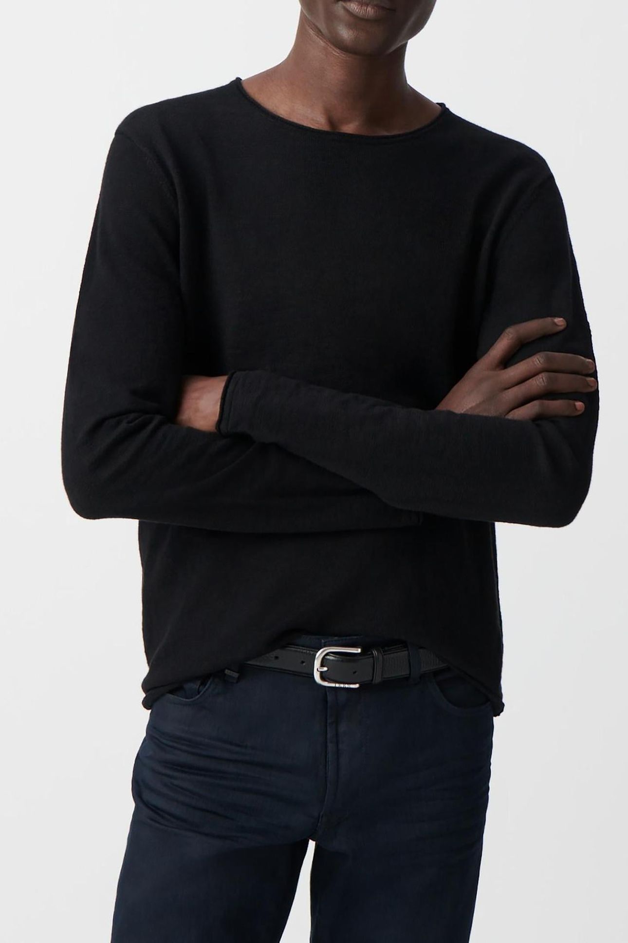 FINE-KNIT BLACK SWEATER WITH ROLLED EDGES 3