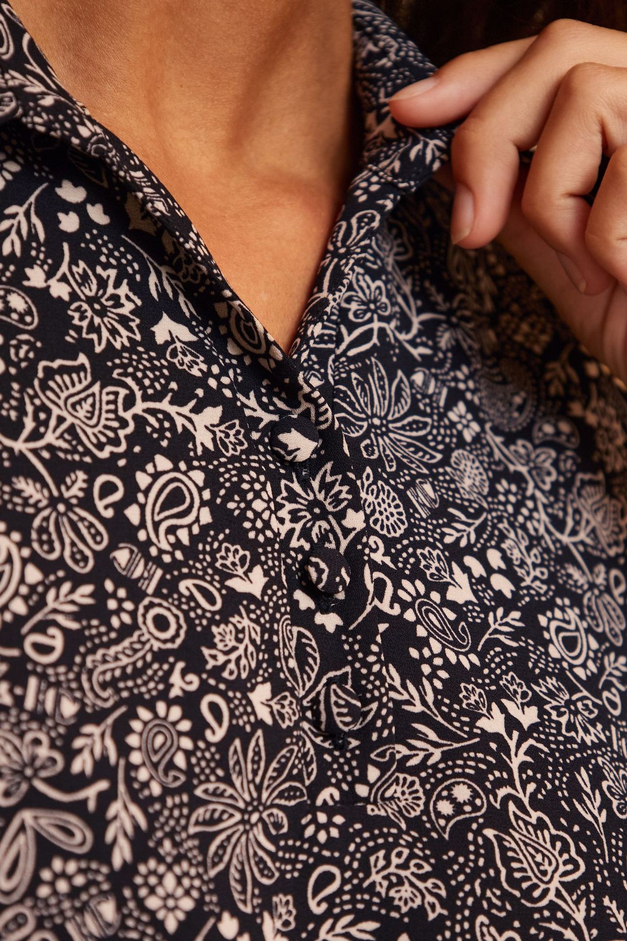 BLACK PAISLEY PRINT DRESS WITH PLEATED BACK 6