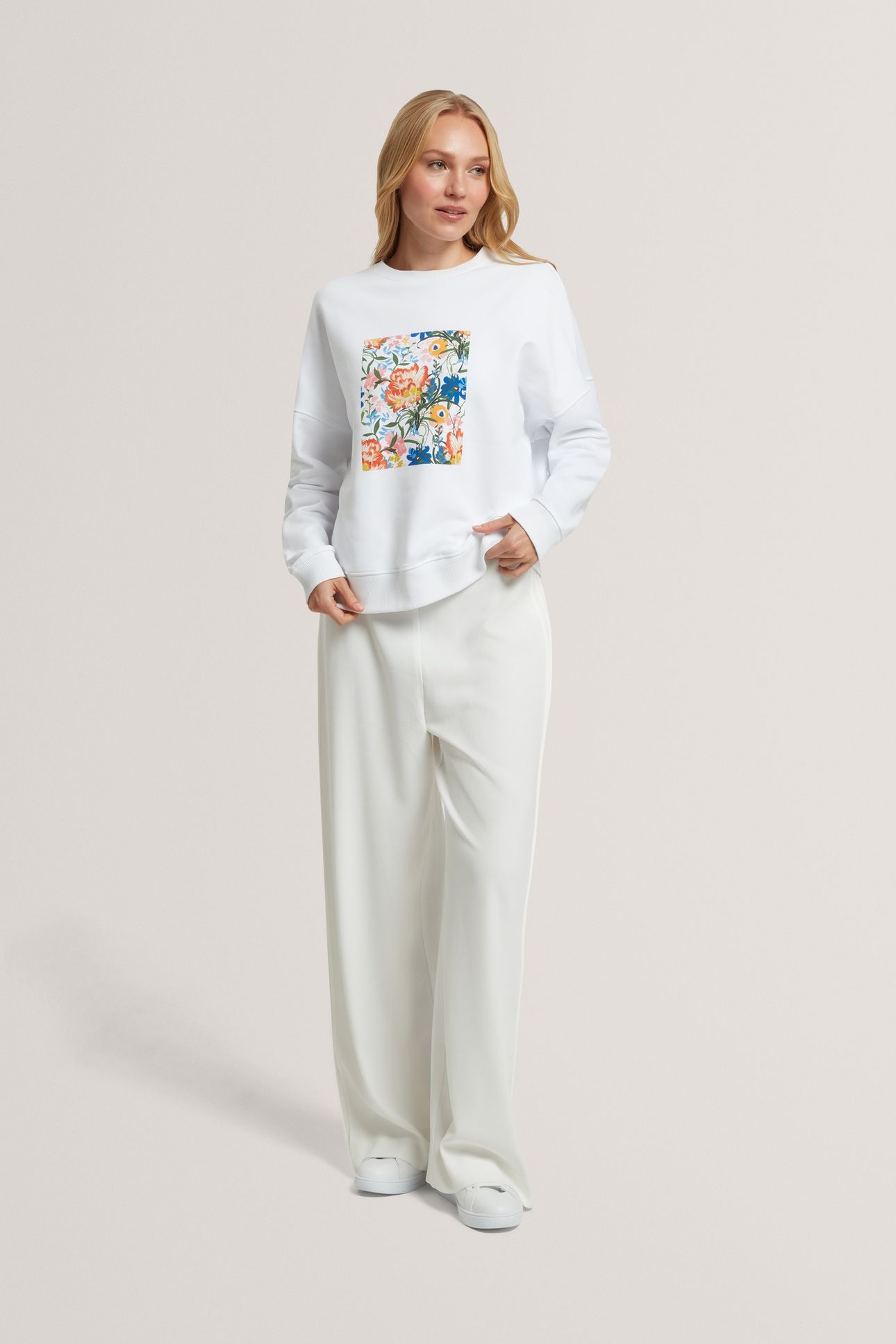 FLORAL PATCH GRAPHIC SWEATSHIRT WHITE 2