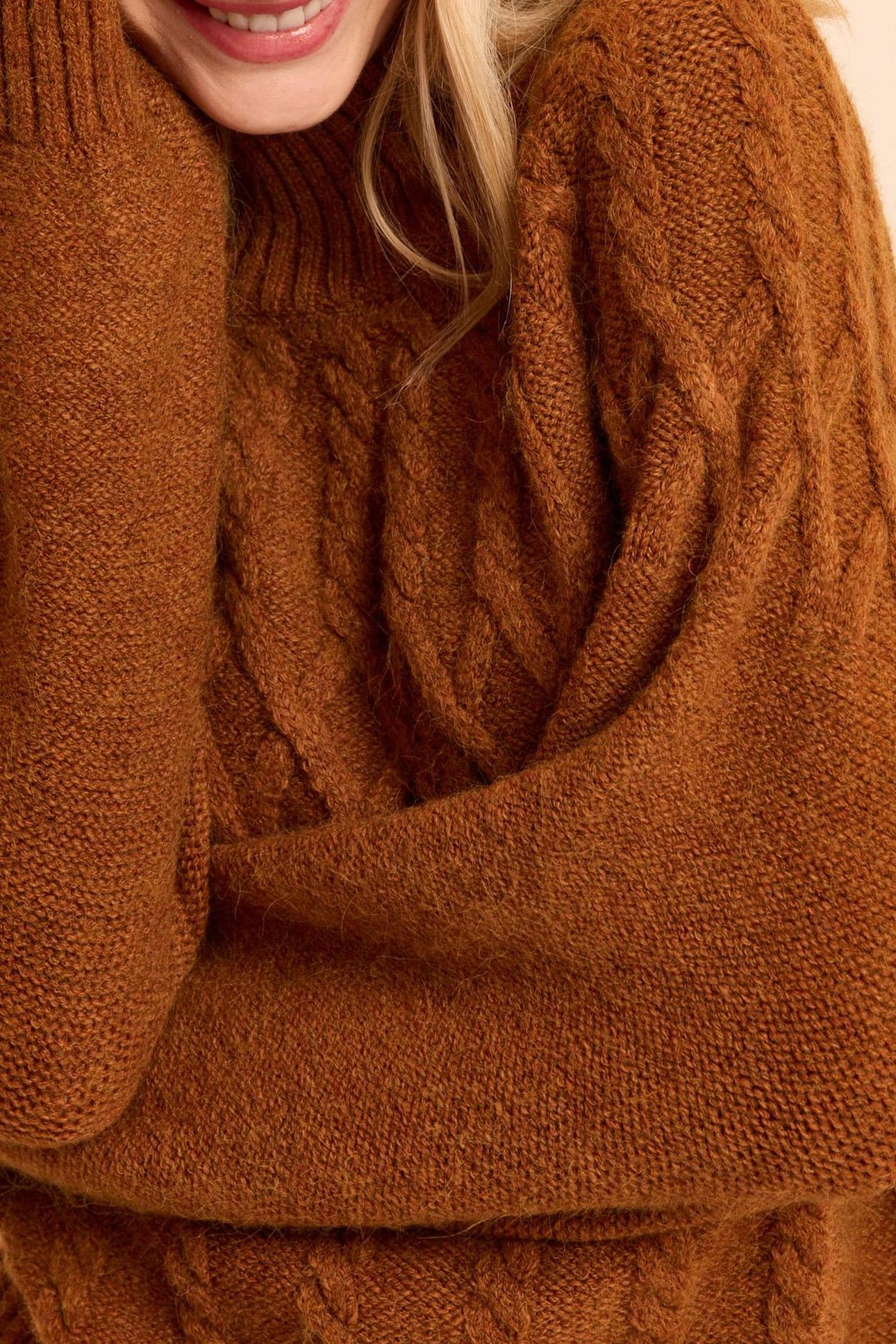 CAMEL CABLE KNIT SWEATER 7