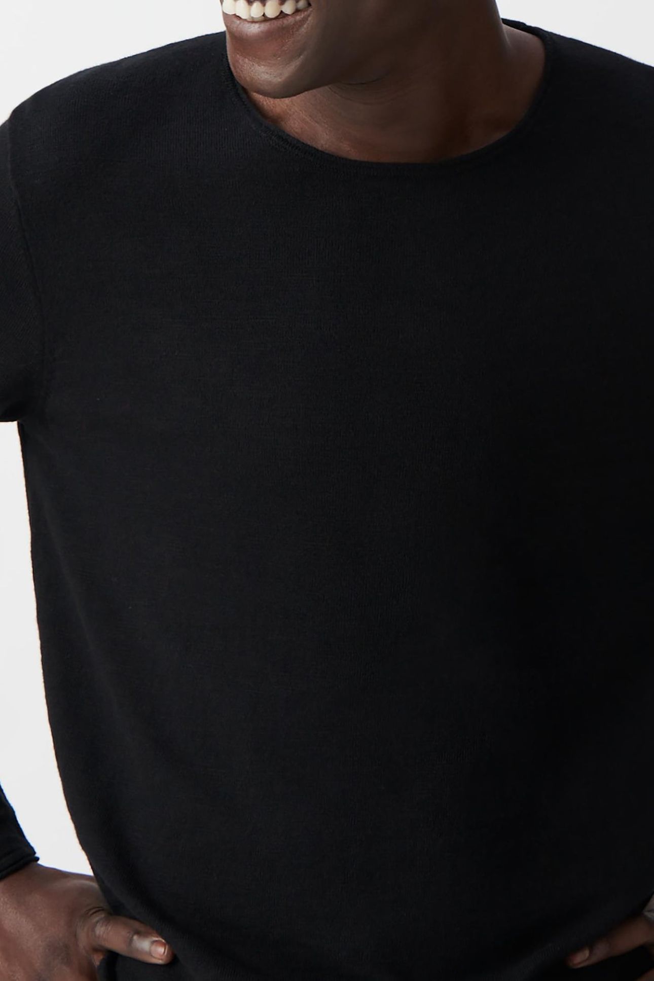 FINE-KNIT BLACK SWEATER WITH ROLLED EDGES 5