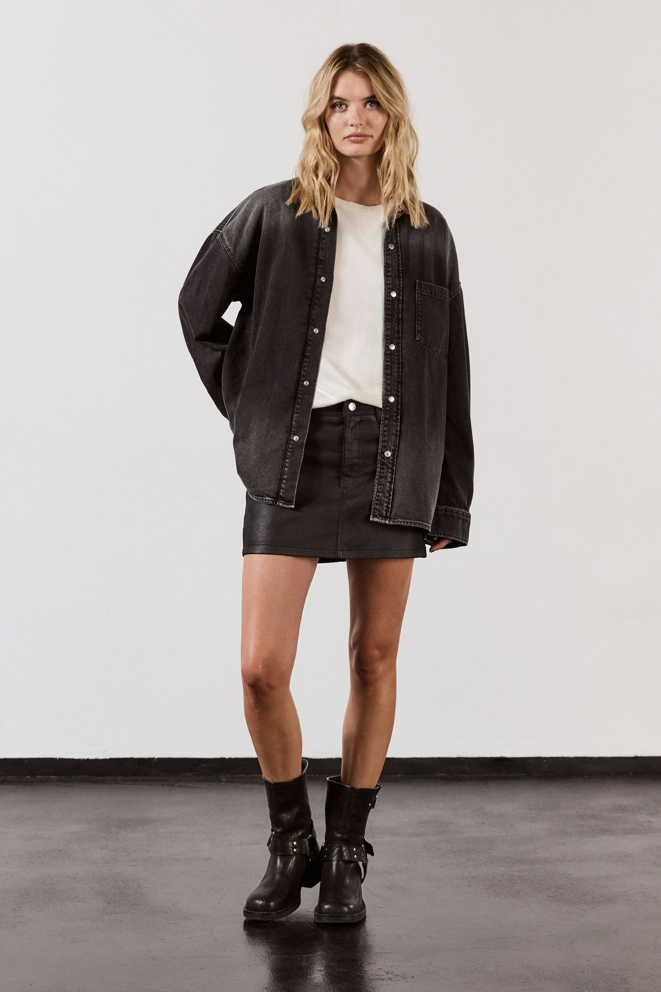 THE BLACK LOOSE DENIM SHIRT 1