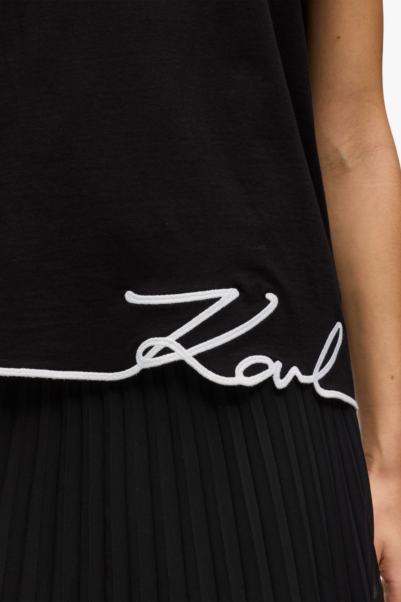 SIGNATURE HEM TANK TOP BLACK 6