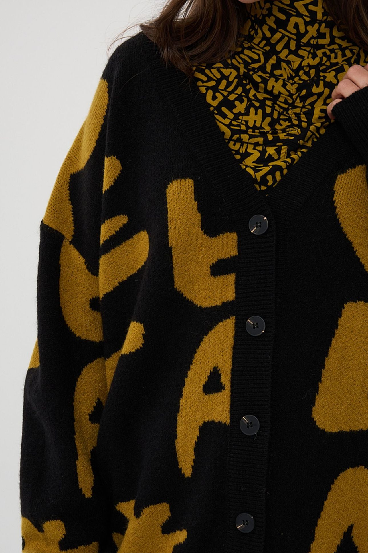 CARDIGAN INTARSIA LETTERS BLACK / GOLDEN OLIVE 7