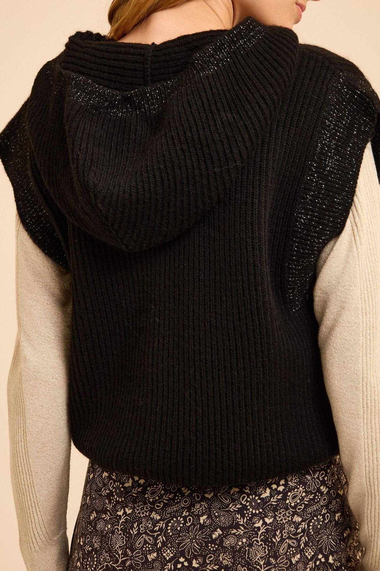BLACK KNIT SLEEVELESS HOODIE 2