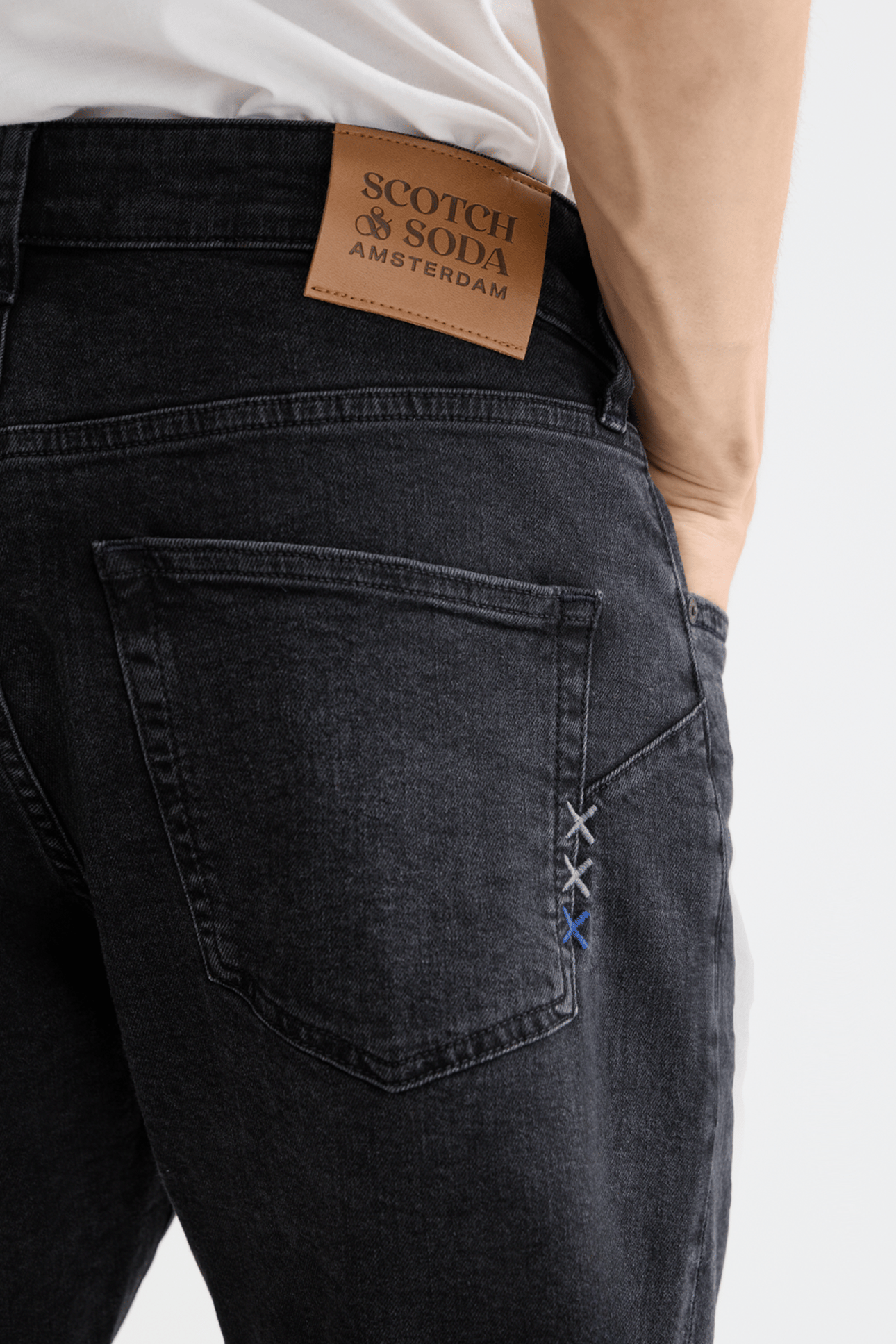 THE ZEE STRAIGHT-FIT JEANS DARK GREY 6