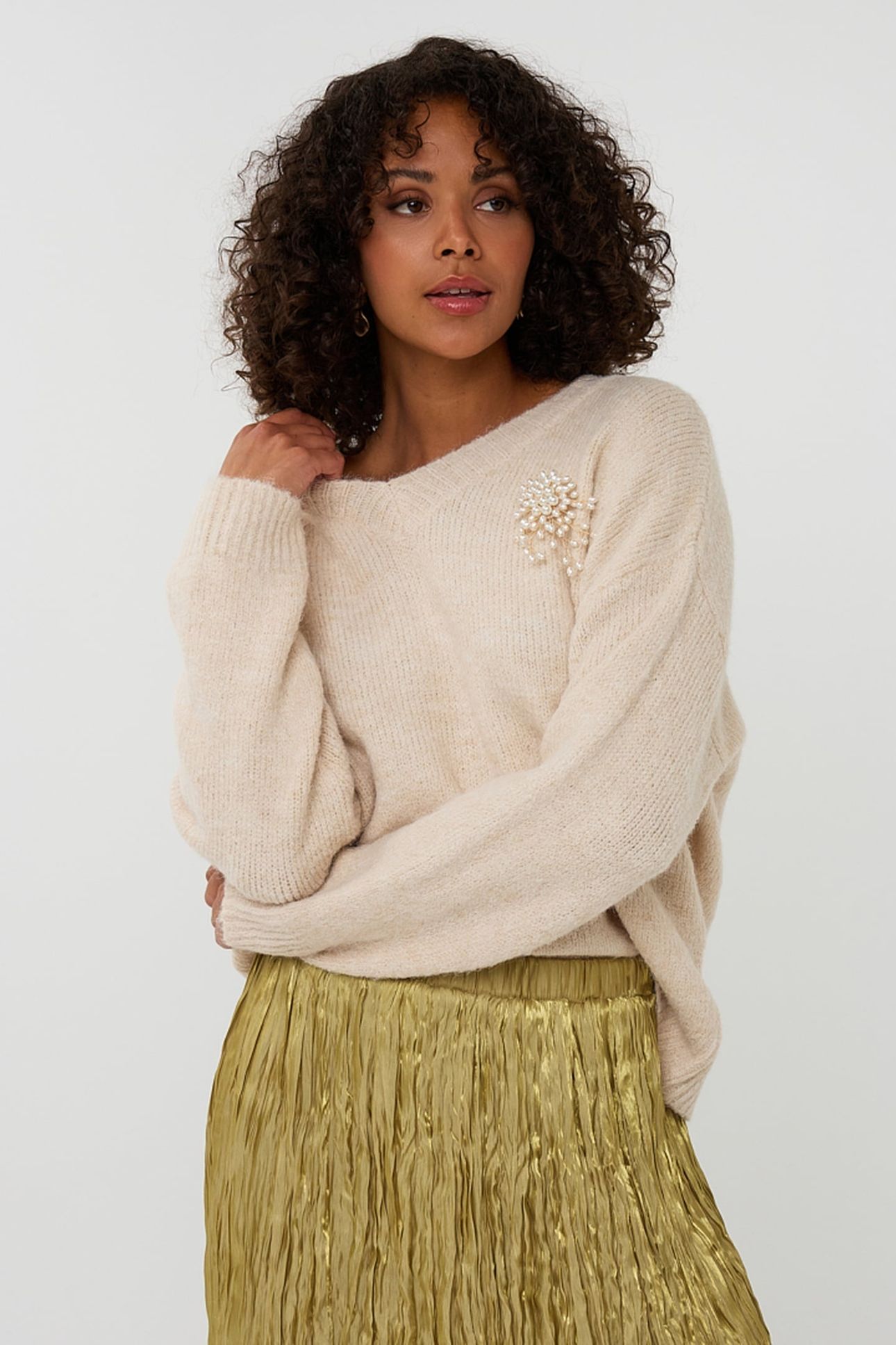 SWEATER V-NECK BROOCH LIGHT SAND 1