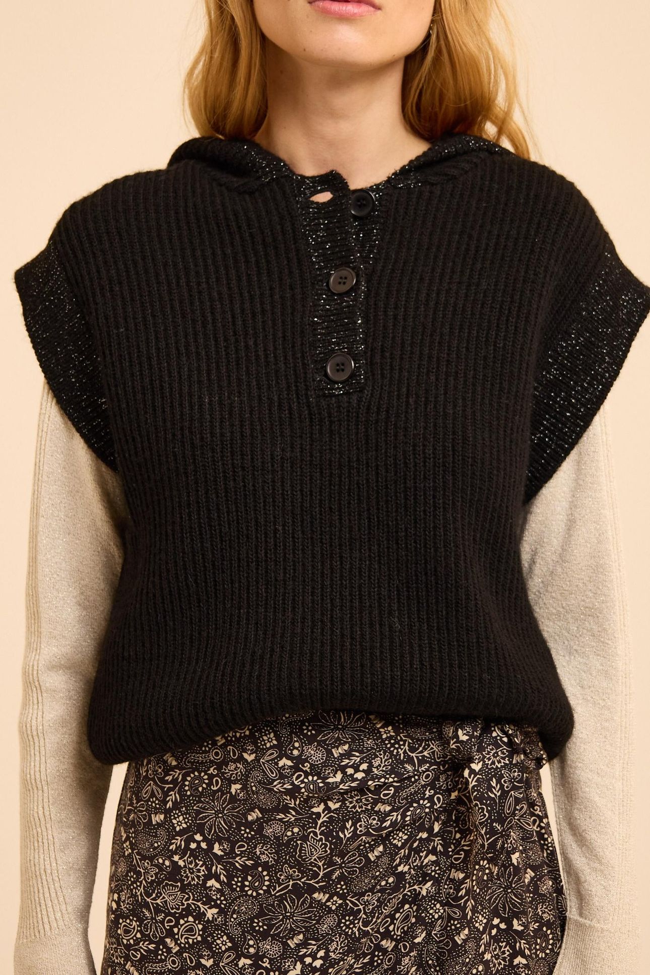 BLACK KNIT SLEEVELESS HOODIE 1