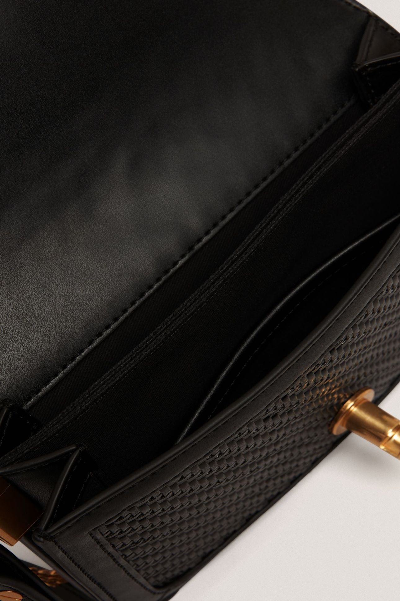 TWIST LOCK DETAIL WOVEN EMBOSSED LEATHER BLACK 3