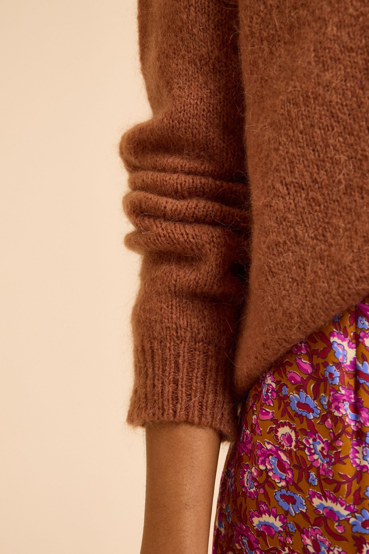 CAMEL KNIT V-NECK SWEATER MARINE 7