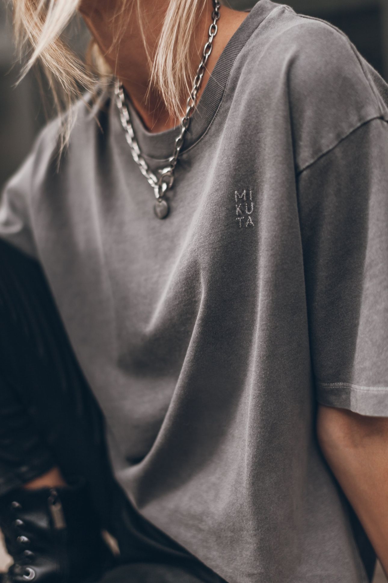 THE GREY EMBROIDERED LOGO T-SHIRT 2