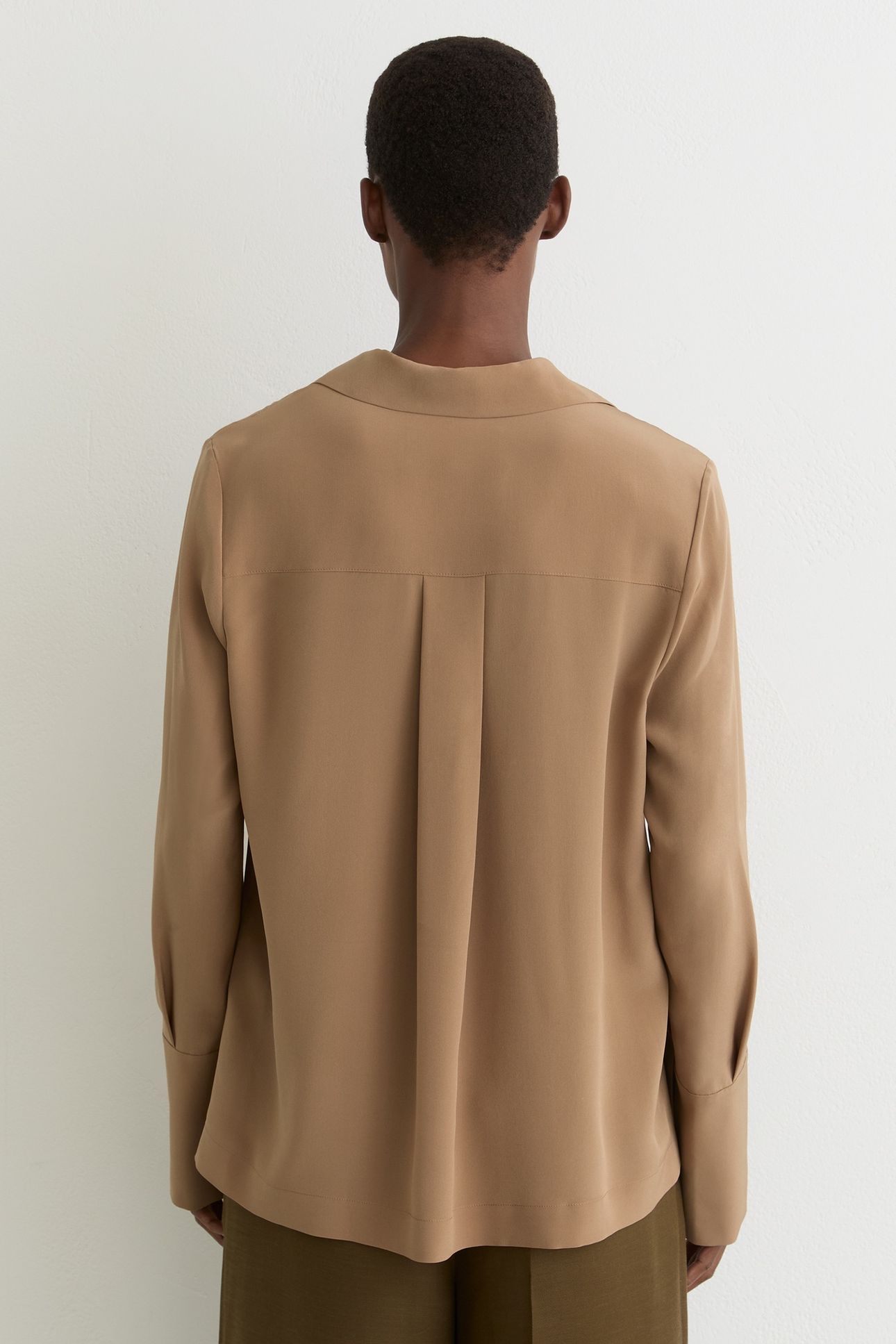 LONGSLEEVE COLLARED MATT SILK BLOUSE CAMEL 2