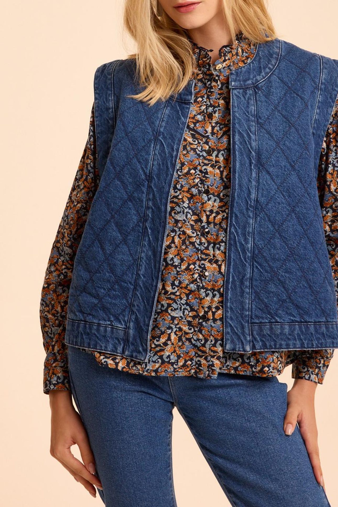 BLUE QUILTED DENIM SLEEVELESS JACKET 1