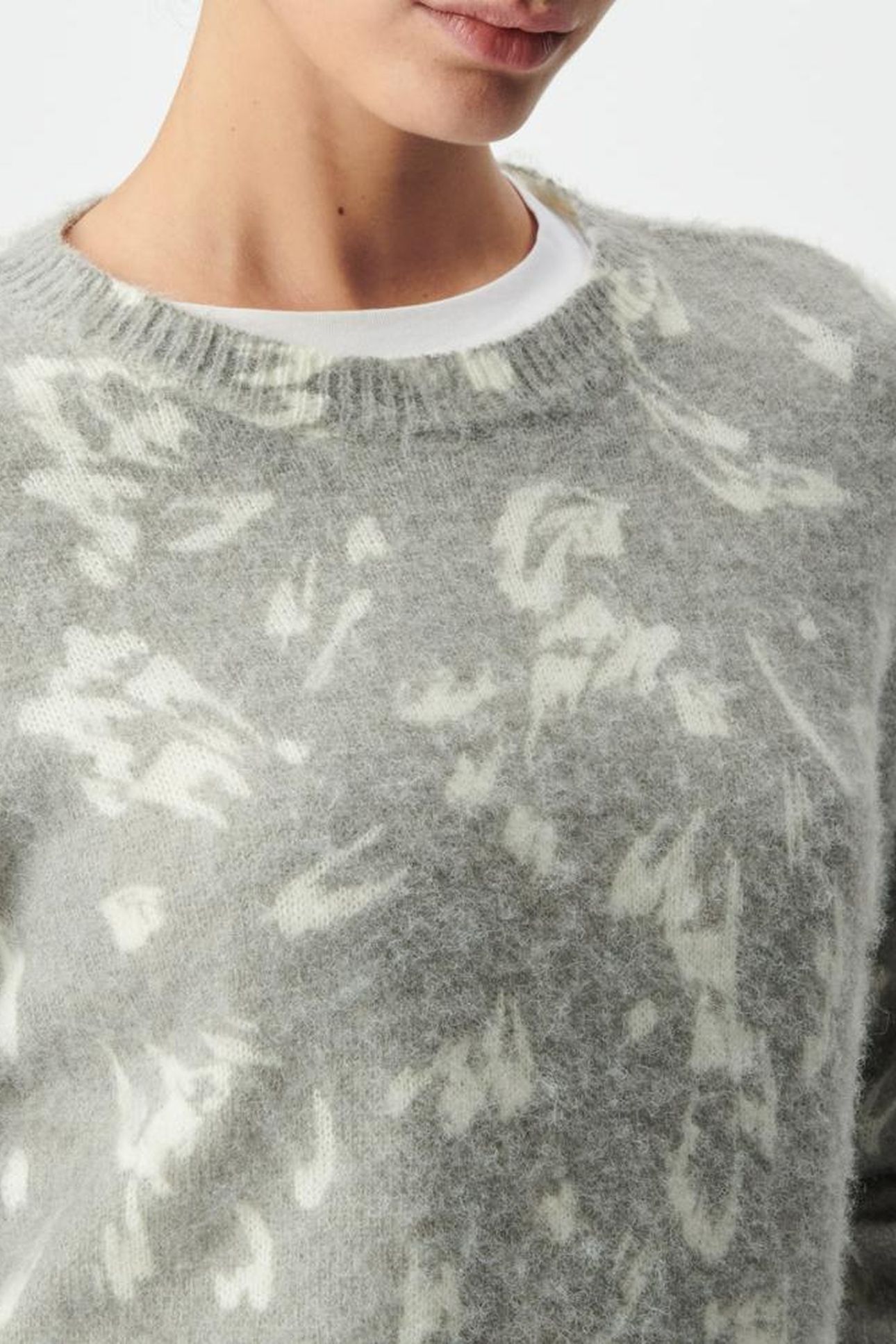 GREY WINTER SWEATER WITH ECRU TACHIST PRINT 5