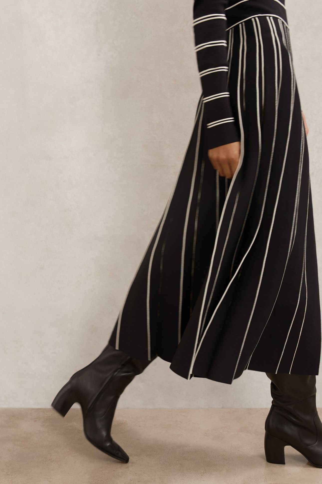 STRIPED PLEAT KNITTED MIDI DRESS BLACK/IVORY 5