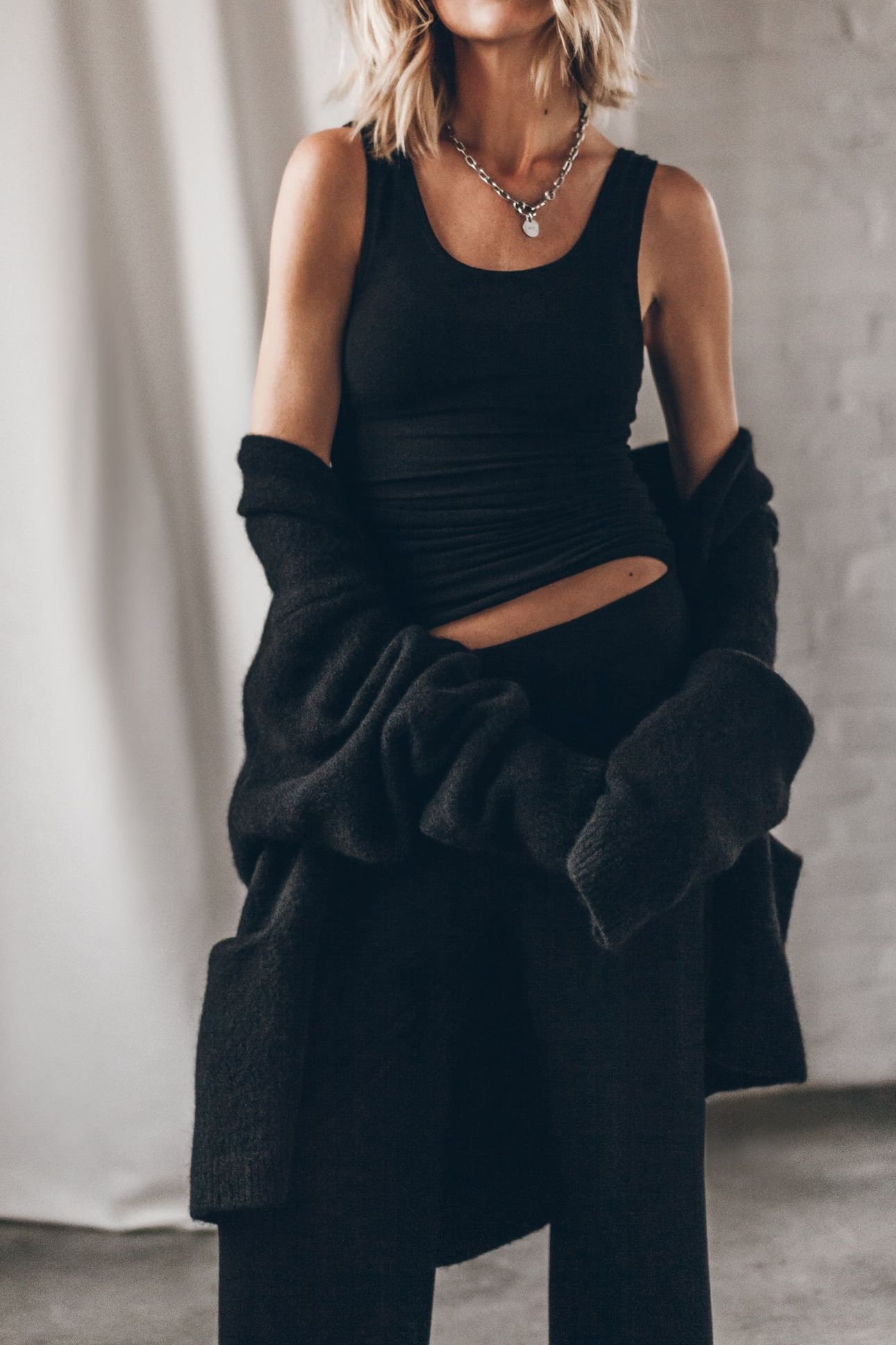 THE BLACK SOFT TANK TOP 1