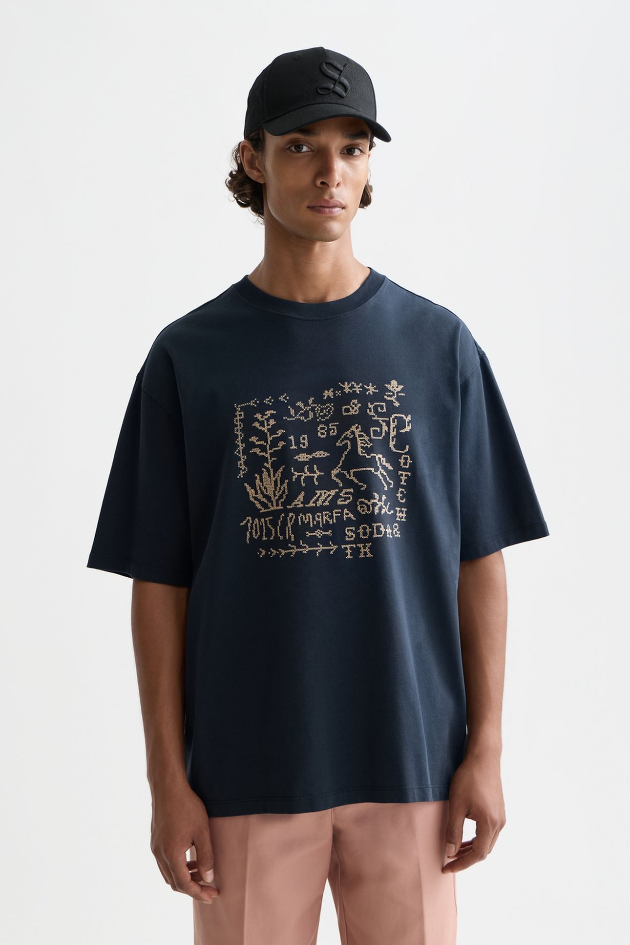 CROSS-STITCHED FRONT ARTWORK LOOSE-FIT T-SHIRT BLACK 1