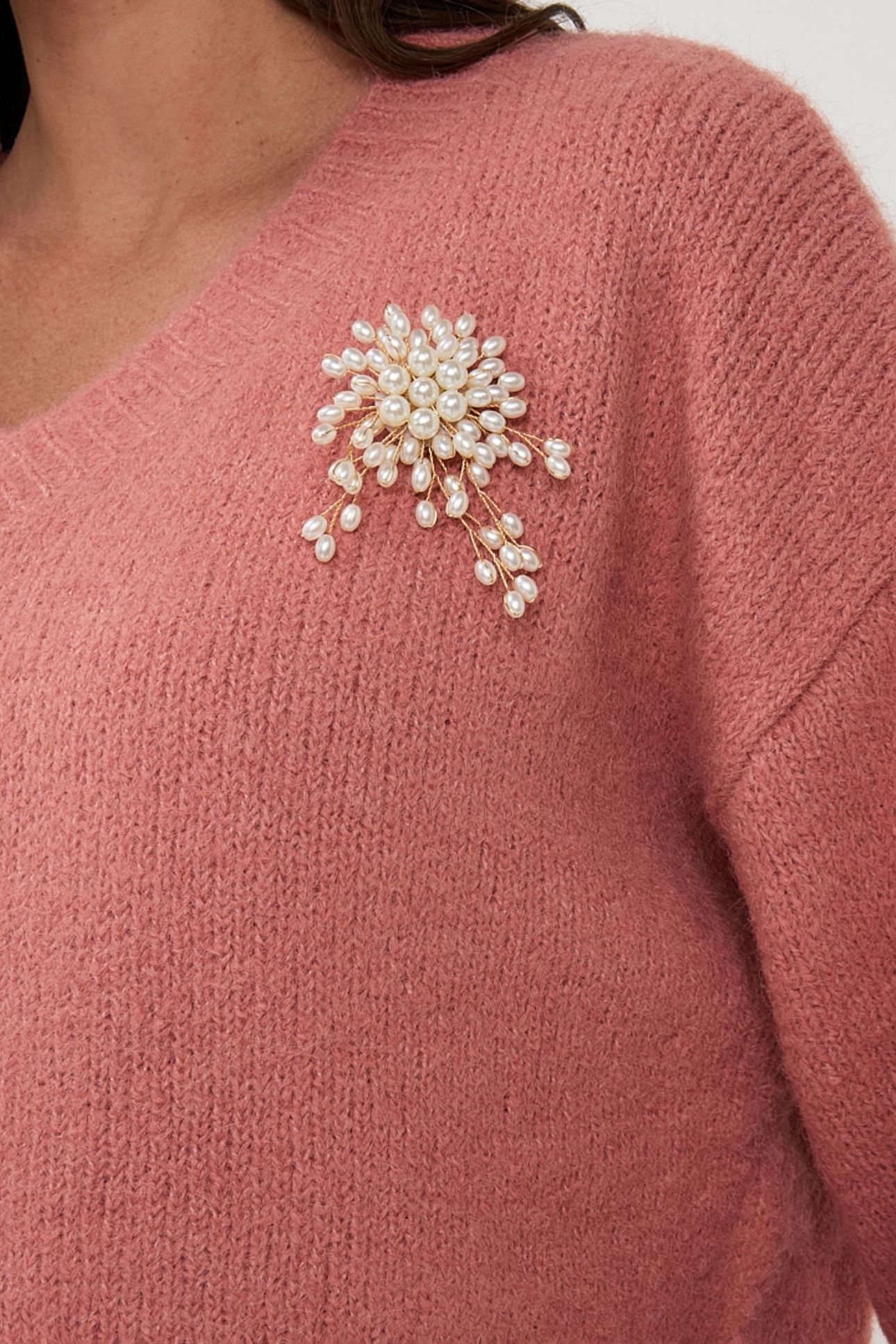 SWEATER V-NECK BROOCH GUAVA 7