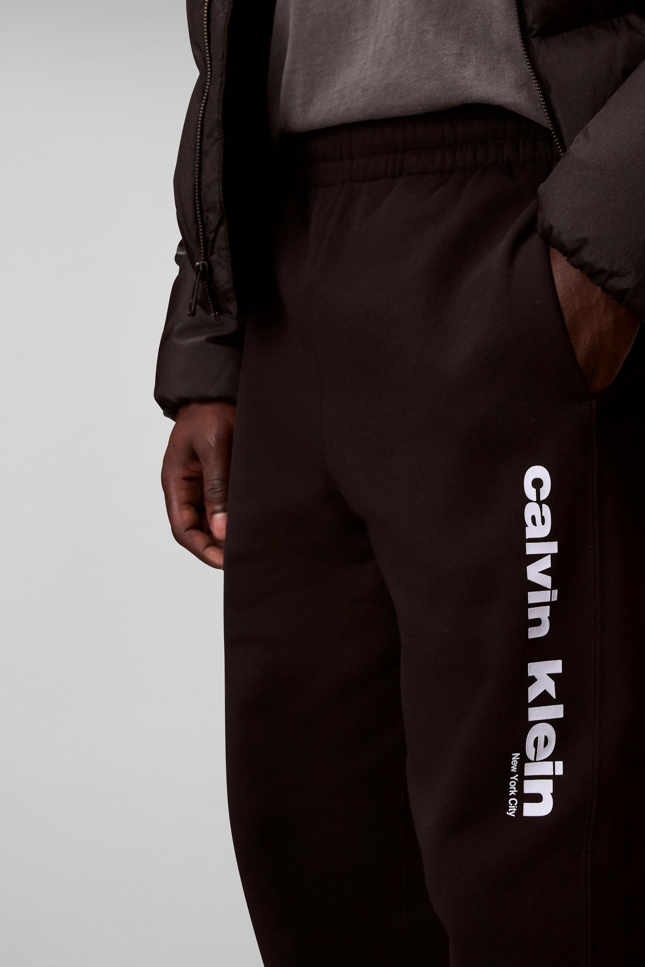 RETRO GRAPHIC JOGGER BLACK 4
