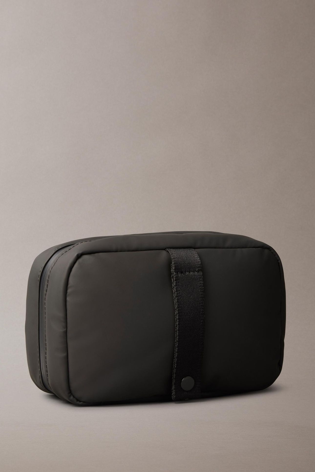 PUFFER UTILITY HANGER WASHBAG BLACK 2